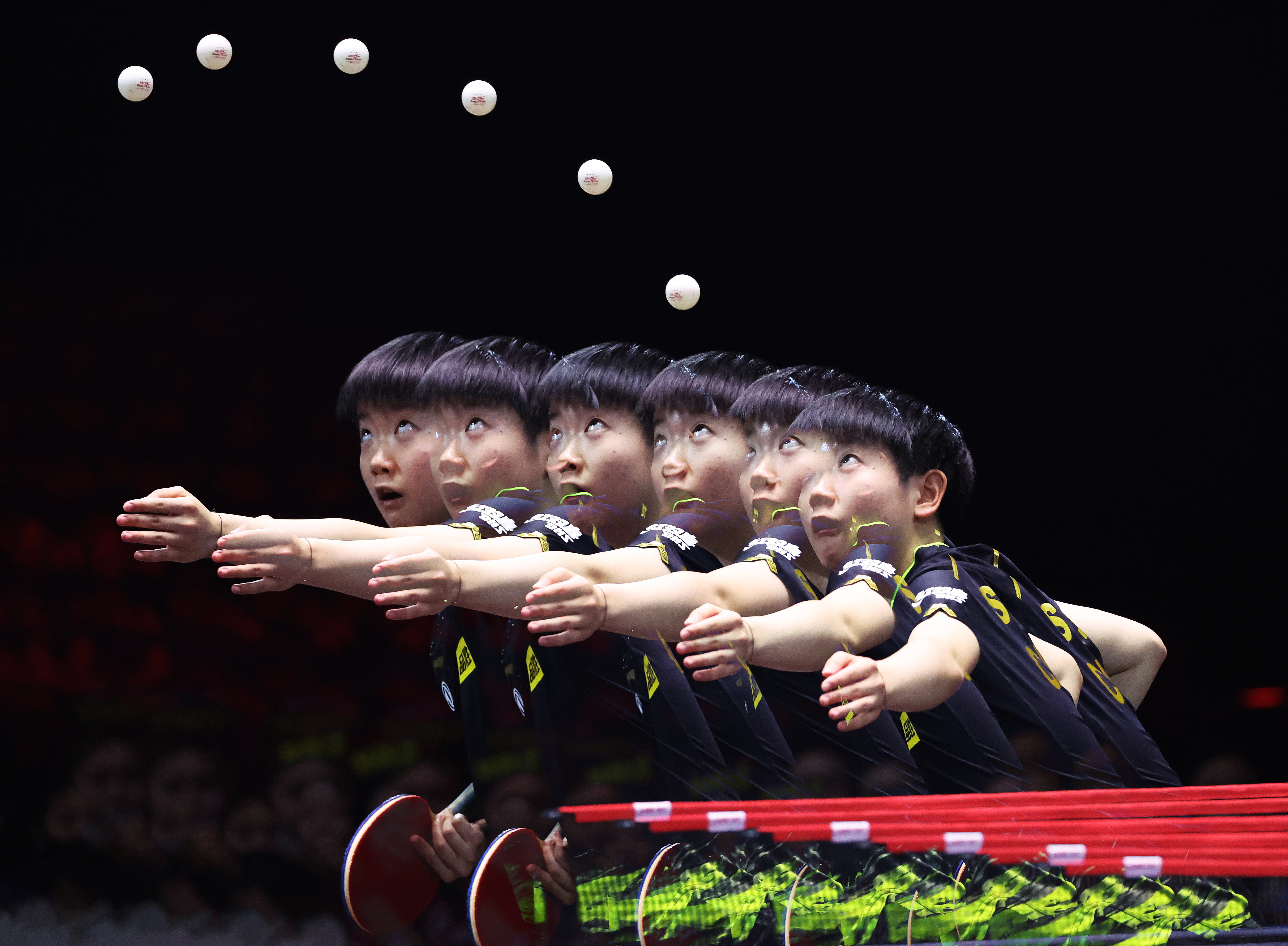 -FOTODELDÍA- Singapur, 18/03/2023.- Fotografía de exposición múltiple de la china Sun Yingsha durante la semifinal femenina del torneo Smash 2023 de Tenis de Mesa, en Singapur, Singapur.- EFE/HOW HWEE YOUNG