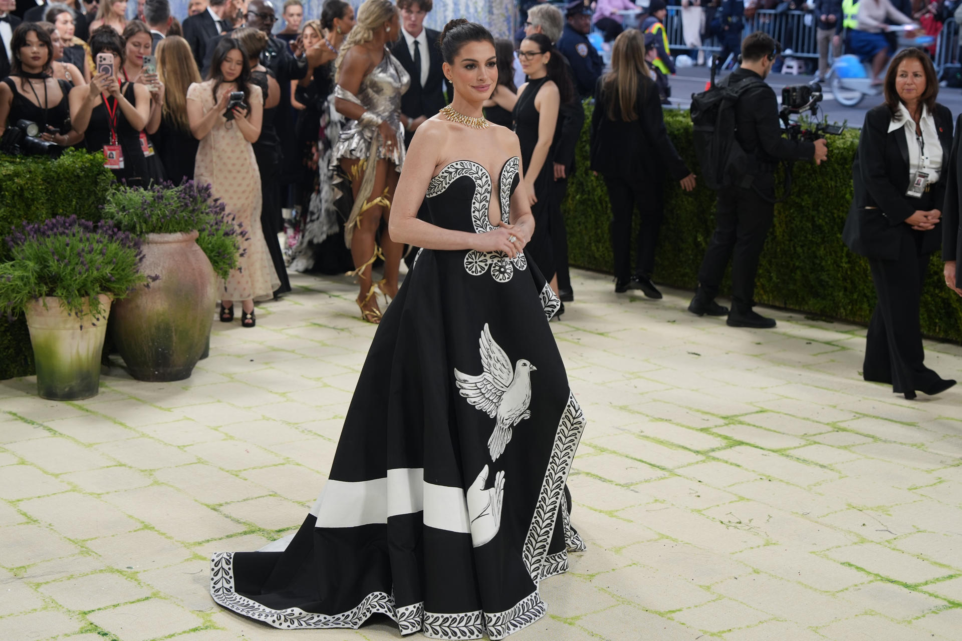 AME9364. NUEVA YORK (ESTADOS UNIDOS), 04/05/2026.- La actriz estadounidense Anne Hathaway posa este lunes, durante la alfombra blanca de la Met Gala en Nueva York (EE.UU.). EFE/ Octavio Guzmán