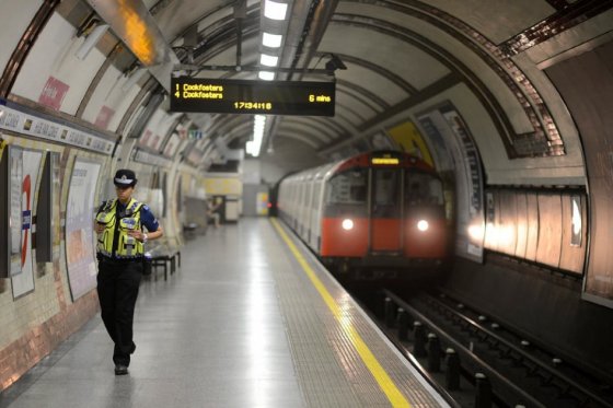 Investigan ataque con cuchillo en el metro de Londres