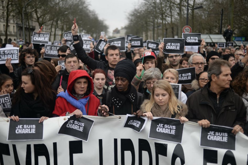 Miles de personas marchan silenciosas en Francia en rechazo al terrorismo