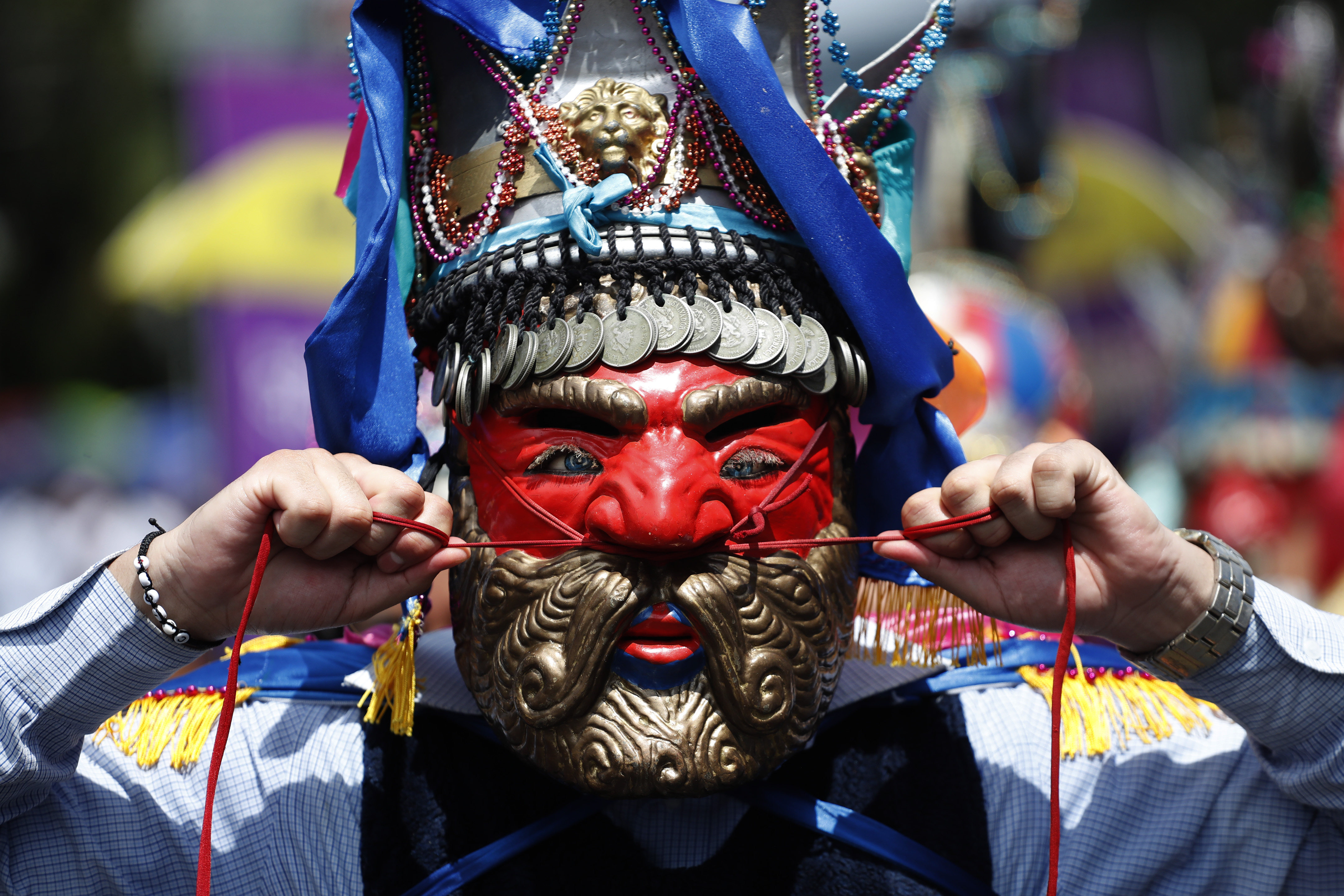 AME7257. SAN SALVADOR (EL SALVADOR), 01/08/2024.- Un hombre de la Danza de los Historiantes posa este jueves, en el inicio de las fiestas patronales de San Salvador (El Salvador). Cientos de salvadoreños se dieron cita este jueves en la Plaza Salvador del Mundo, en San Salvador, para presenciar el comienzo de las llamadas 'Fiestas Agostinas', las más importantes del país centroamericano, en honor al patrono de la ciudad, Divino Salvador del Mundo. EFE/ Rodrigo Sura