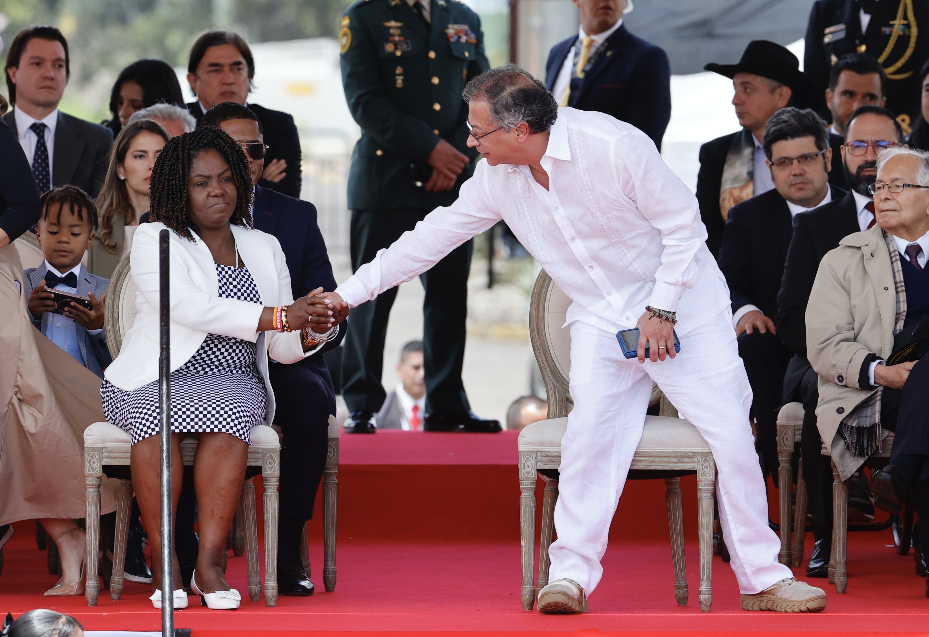 Petro explicó por qué llegó tarde al desfile militar y defendió mensaje al Congreso