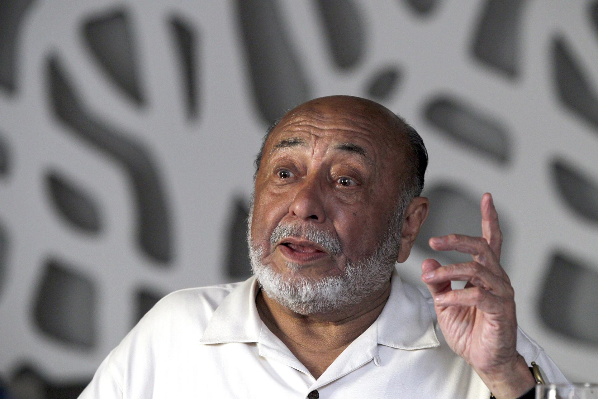 USA4298. BOGOTÁ (COLOMBIA), 06/08/2025.- Fotografía de archivo del 26 de junio de 2013 del pianista neoyorquino de ascendencia puertorriqueña Eddie Palmieri hablando durante una entrevista con EFE en Madrid (España). Palmieri fallecido este miércoles a los 88 años de edad, es reconocido como uno de los artistas más innovadores de la música latina. EFE/Kote Rodrigo ARCHIVO