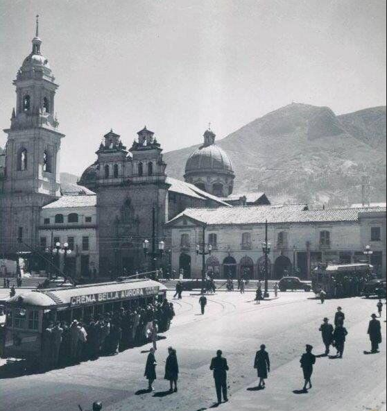 Así lucía los Cerros Orientales desde la Plaza de Bolívar, en 1950.