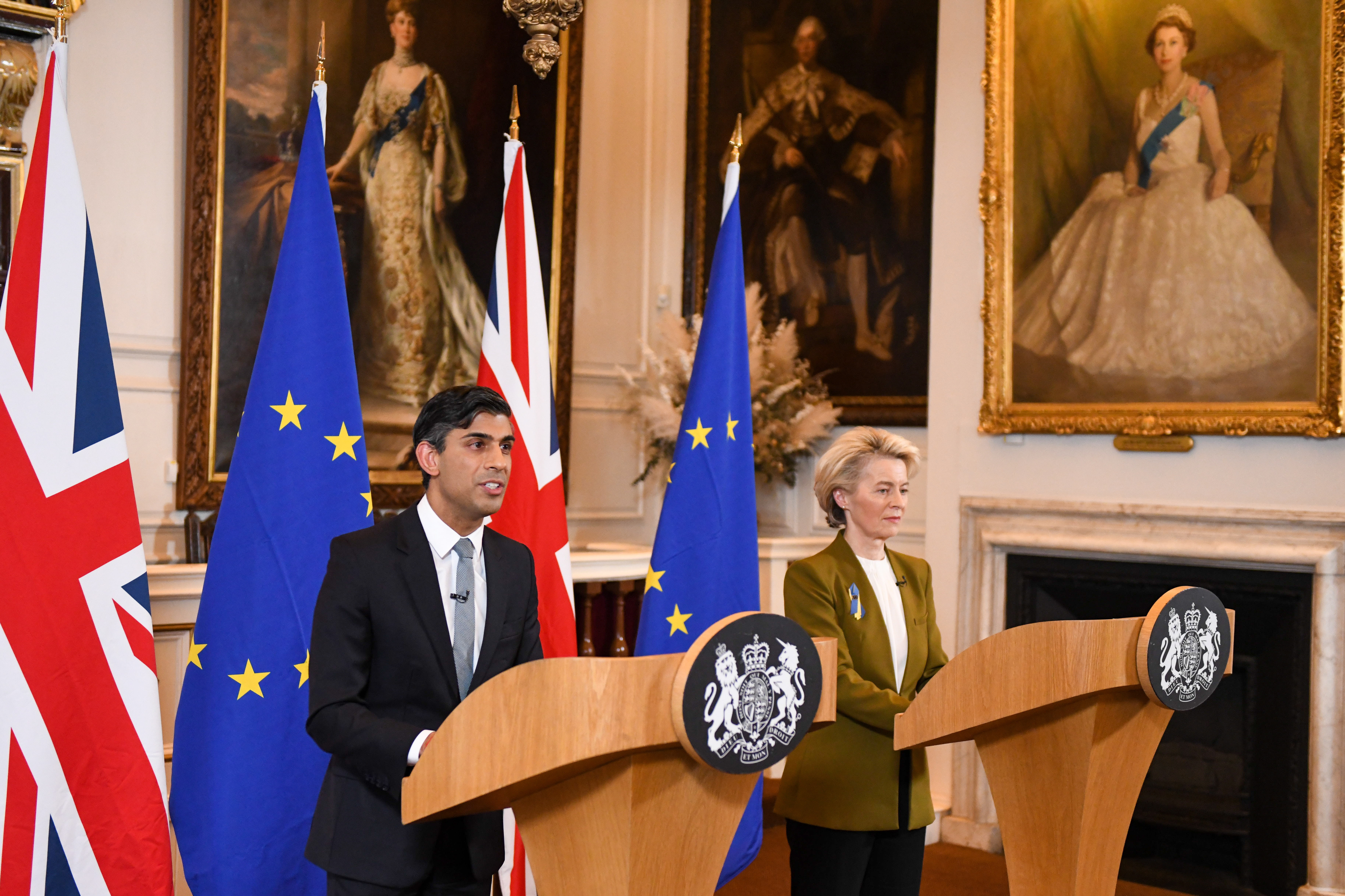Windsor (United Kingdom), 27/02/2023.- Britain's Prime Minister Rishi Sunak (L) and European Commission President Ursula von der Leyen (R) attend a joint news conference on a post-Brexit deal in Windsor, Britain, 27 February 2023. The UK and European Union reached a deal on Northern Ireland's trading arrangements, ending more than a year of often acrimonious wrangling over the post-Brexit settlement for the region, people familiar with the matter said. (Irlanda, Reino Unido) EFE/EPA/CHRIS J. RATCLIFFE / POOL