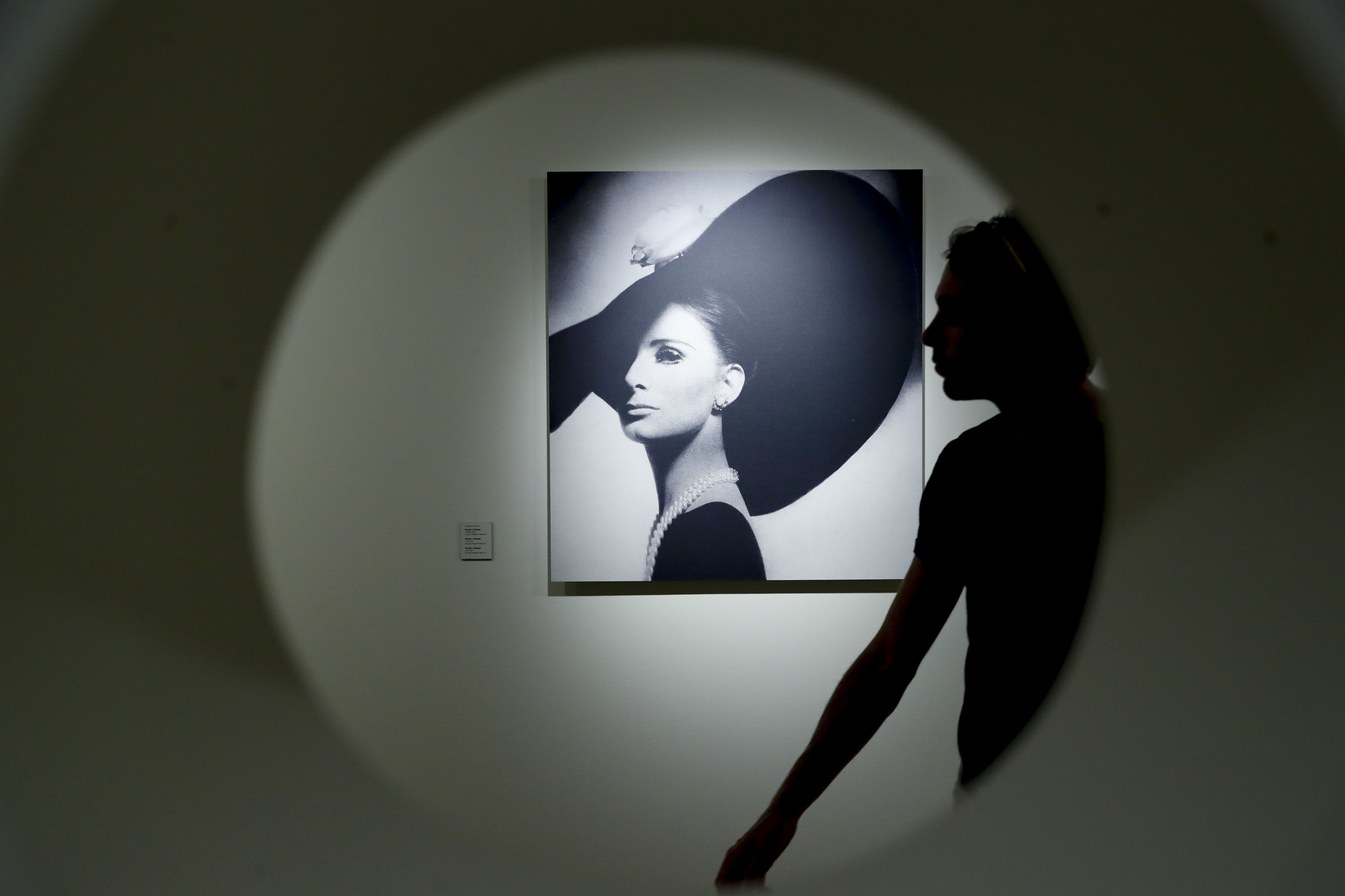 -FOTODELDIA- GETARIA (GIPUZKOA), 10/06/2022.- El Museo Balenciaga reúne por primera vez una selección amplia y representativa, con más de cien fotografías y cinco extractos de películas, el trabajo realizado por el fotógrafo húngaro Tom Kublin para Cristóbal Balenciaga durante más de dos décadas de colaboración. EFE/Juan Herrero.