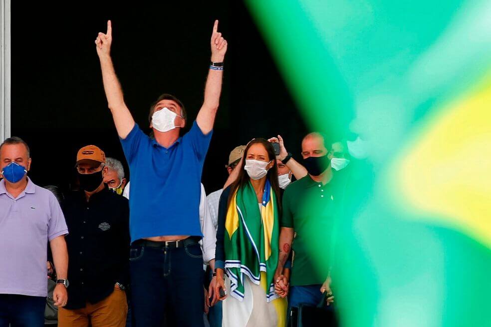 Brasil supera las 1.000 muertes por día, mientras Bolsonaro hace bromas en una transmisión