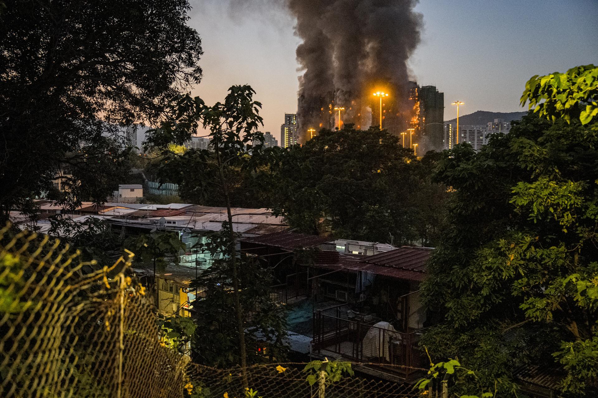 Incendio de Hong Kong está “gradualmente bajo control”, pero la cifra de muertos va en 36