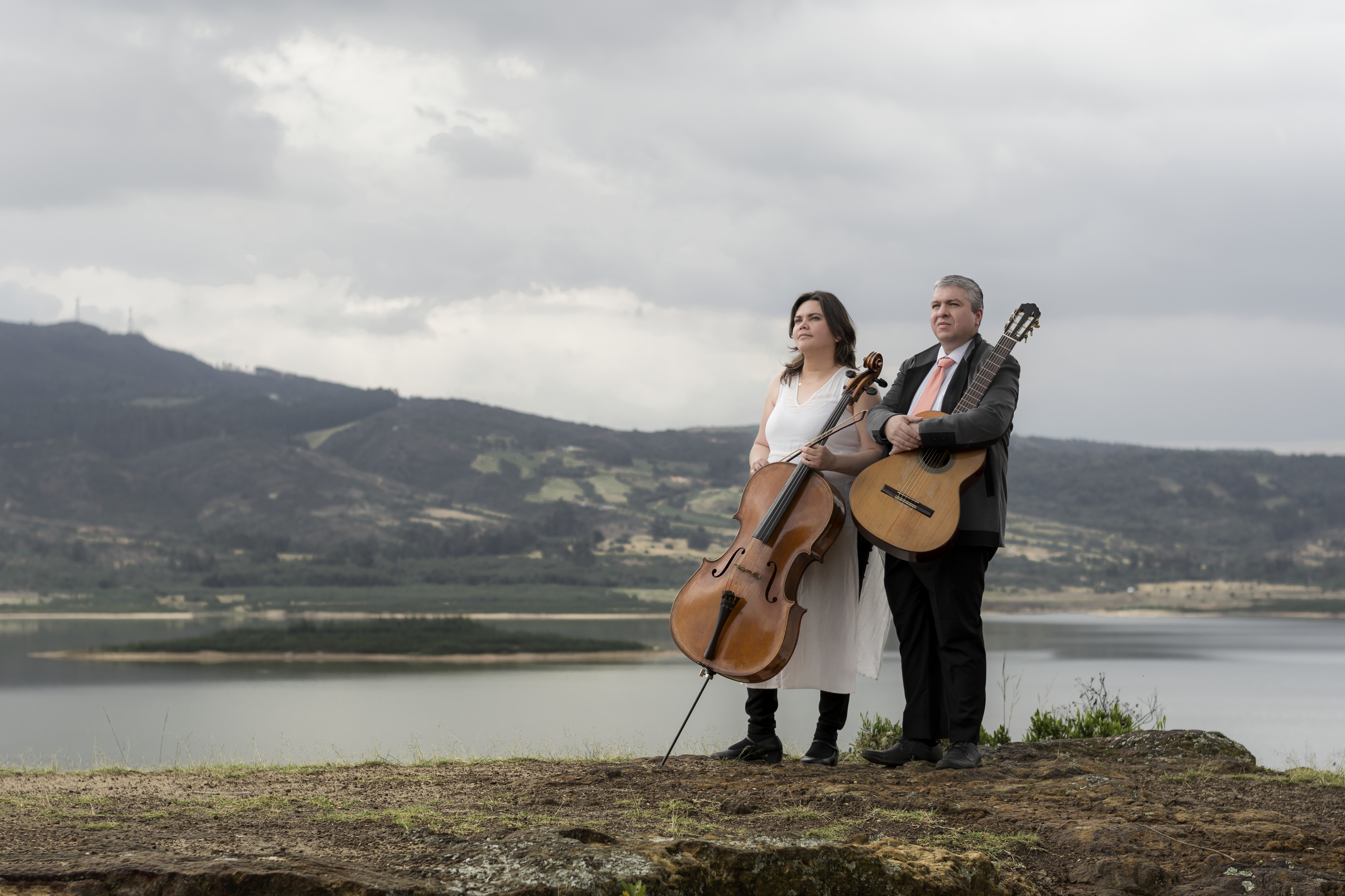 Cecilia Palma (chelo) y Edwin Guevara (guitarra) son dos músicos académicos.