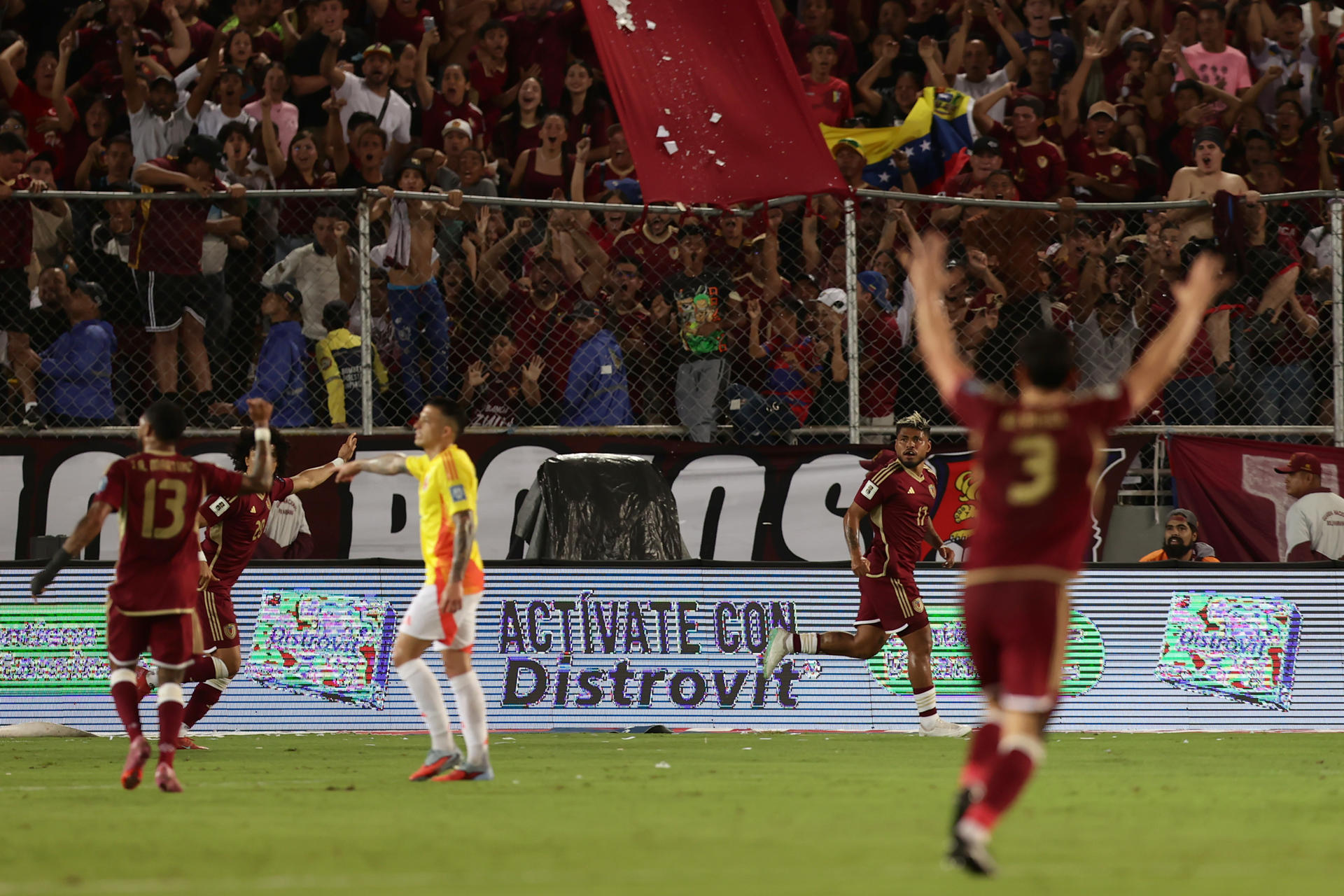 AMDEP3105. MATURÍN (VENEZUELA), 09/09/2025.- Jugadores de Venezuela celebran un gol ante Colombia este martes, en un partido por las eliminatorias a la Copa Mundial 2026 entre Venezuela y Colombia en el estadio Monumental de Maturín, en Maturín (Venezuela). EFE/ Ronald Peña R

