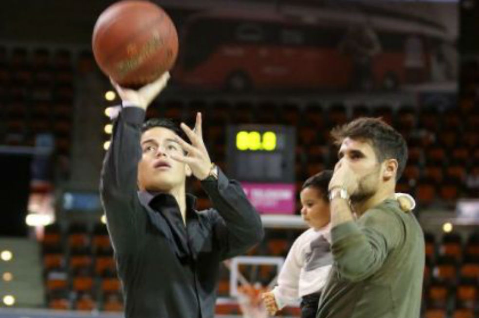 James Rodríguez mostró su talento en el baloncesto