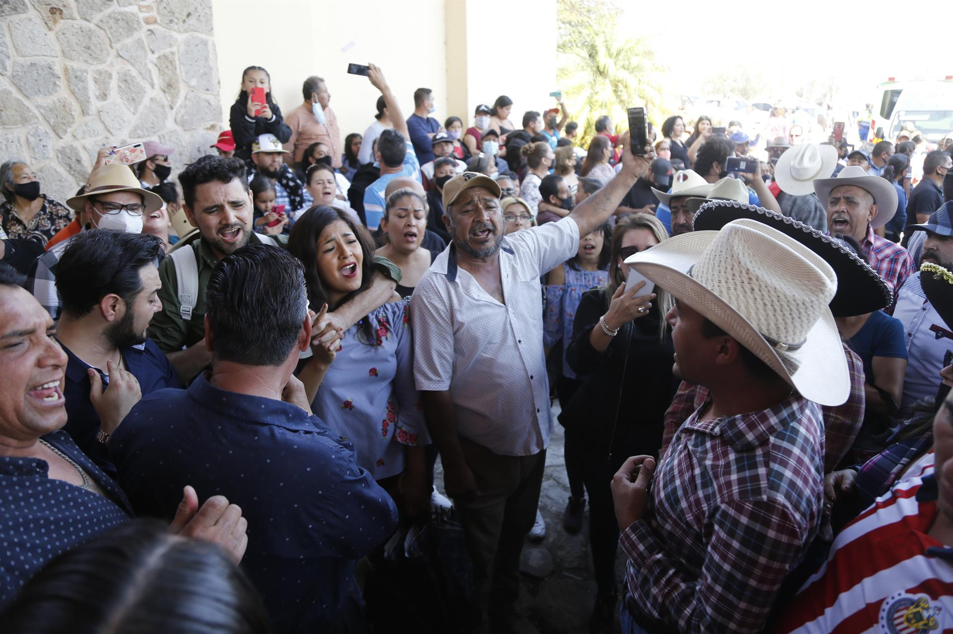 El cantante Vicente Fernández había explicado, durante un concierto, que el día que se muriera quería que lo enterraran cantándole "El Rey". El pueblo mexicano le cumplió.