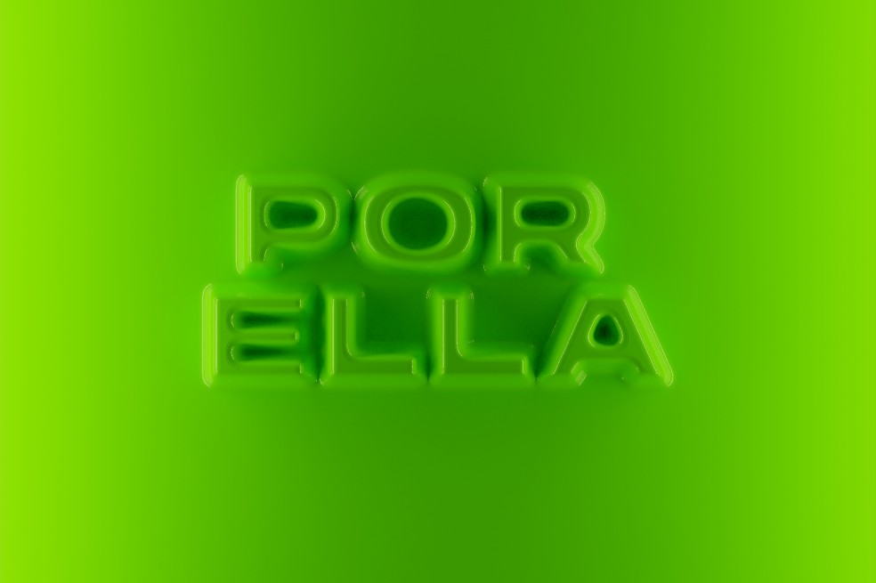 El video del sencillo "Por ella" se enfoca en la felicidad con sus coloridos escenarios.