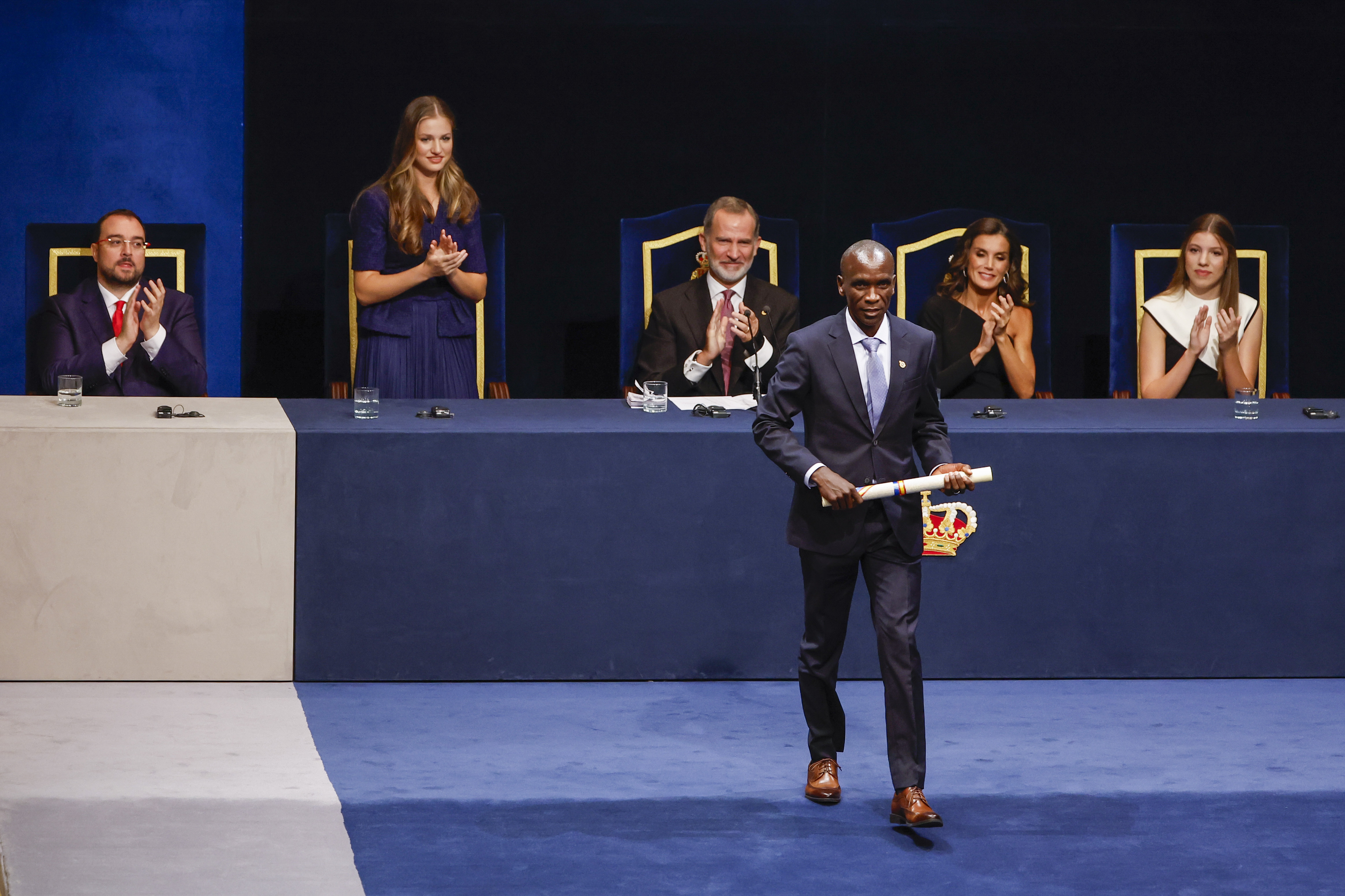 OVIEDO, 20/10/2023.- El atleta keniano Eliud Kipchoge, premio Princesa de Asturias de los Deportes, durante la gala de la 43º edición de los Premios Princesa de Asturias que se celebra este viernes en el Teatro Campoamor, en Oviedo. EFE/ Chema Moya