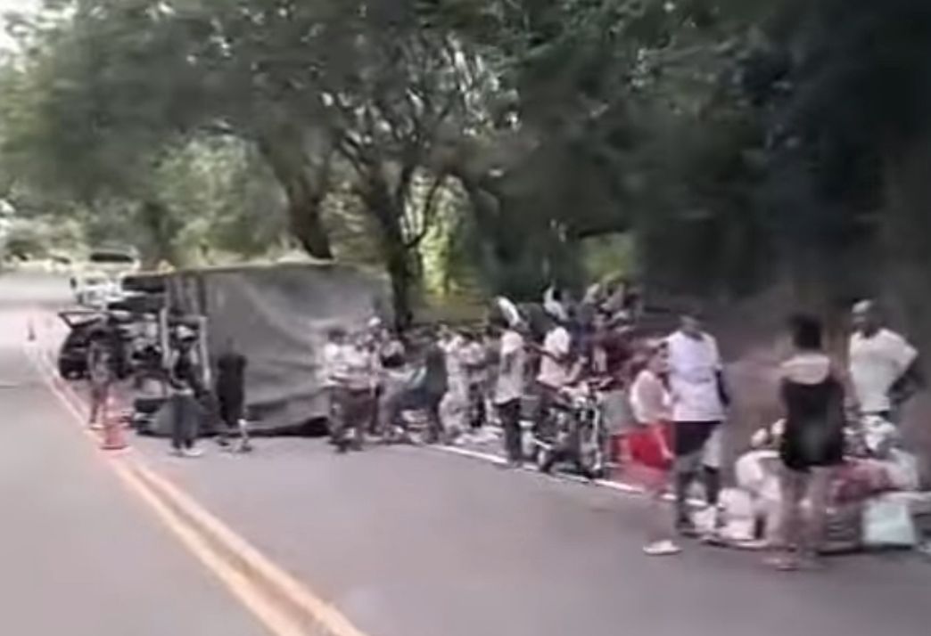 El saqueo del camión ocurrió tras el accidente en la vía que une Santa Bárbara con La Pintada, donde varios vehículos particulares fueron usados para cargar la mercancía hurtada.