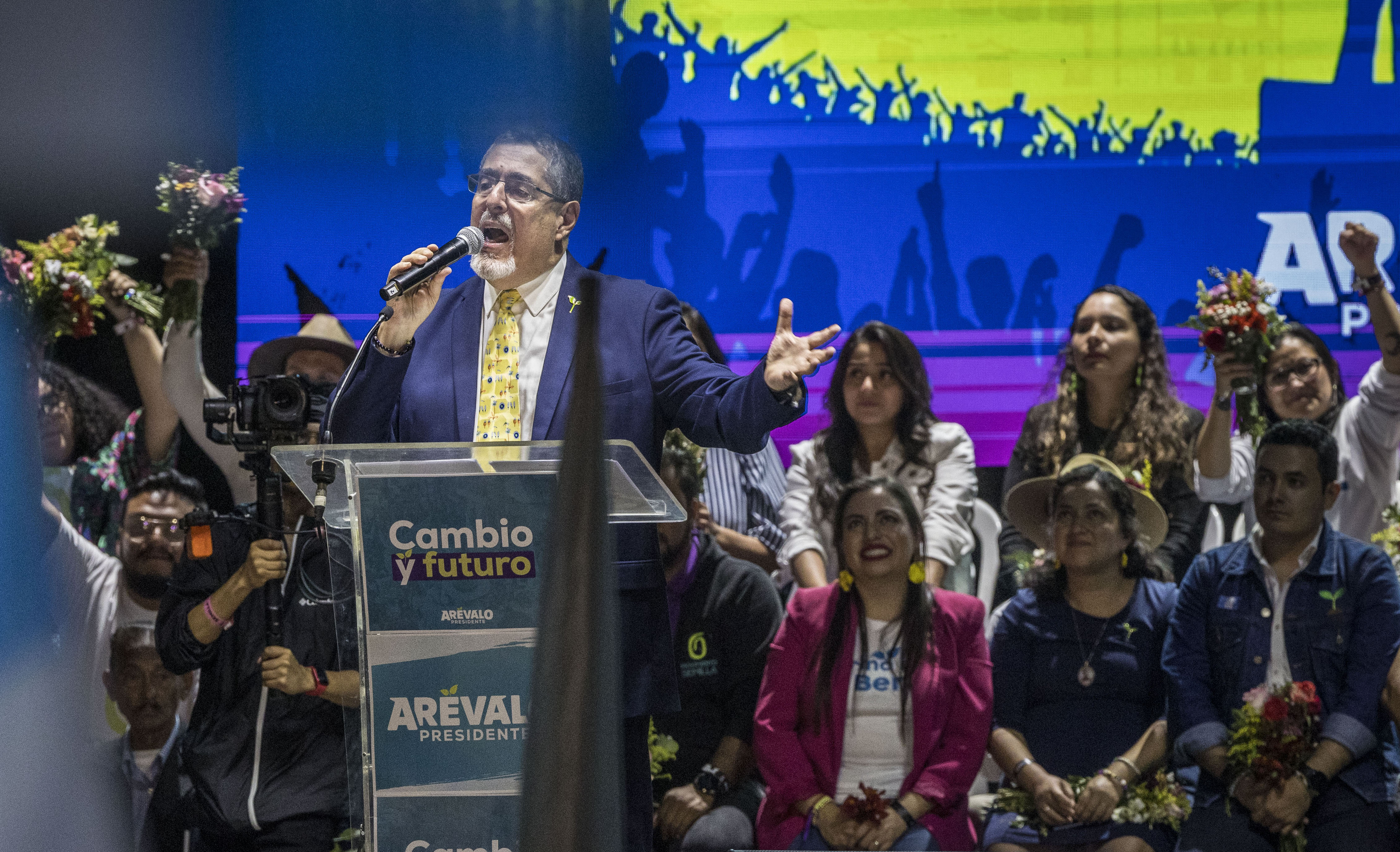 AME1906. CIUDAD DE GUATEMALA (GUATEMALA), 16/08/2023.- El candidato presidencial Bernardo Arévalo, del movimiento Semilla, habla ante sus simpatizantes durante el cierre de su campaña, hoy, en Ciudad de Guatemala (Guatemala). Con concierto, bailes ancestrales y presencia de líderes indígenas, miles de ciudadanos guatemaltecos expresaron su respaldo al progresista Arévalo, que peleará por la Presidencia de Guatemala este domingo 20 de agosto. Arévalo lidera la intención de voto con un 61% de cara al balotaje que se disputará este domingo, según una encuesta divulgada este miércoles por una fundación privada. EFE/ Esteban Biba