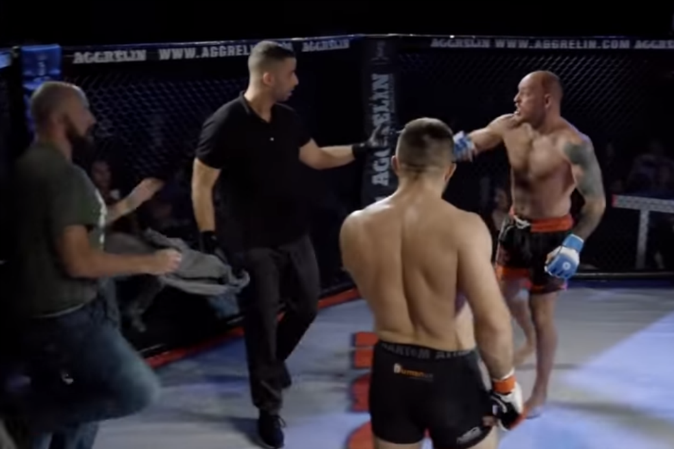 Luchador golpea al juez por no parar la pelea a tiempo