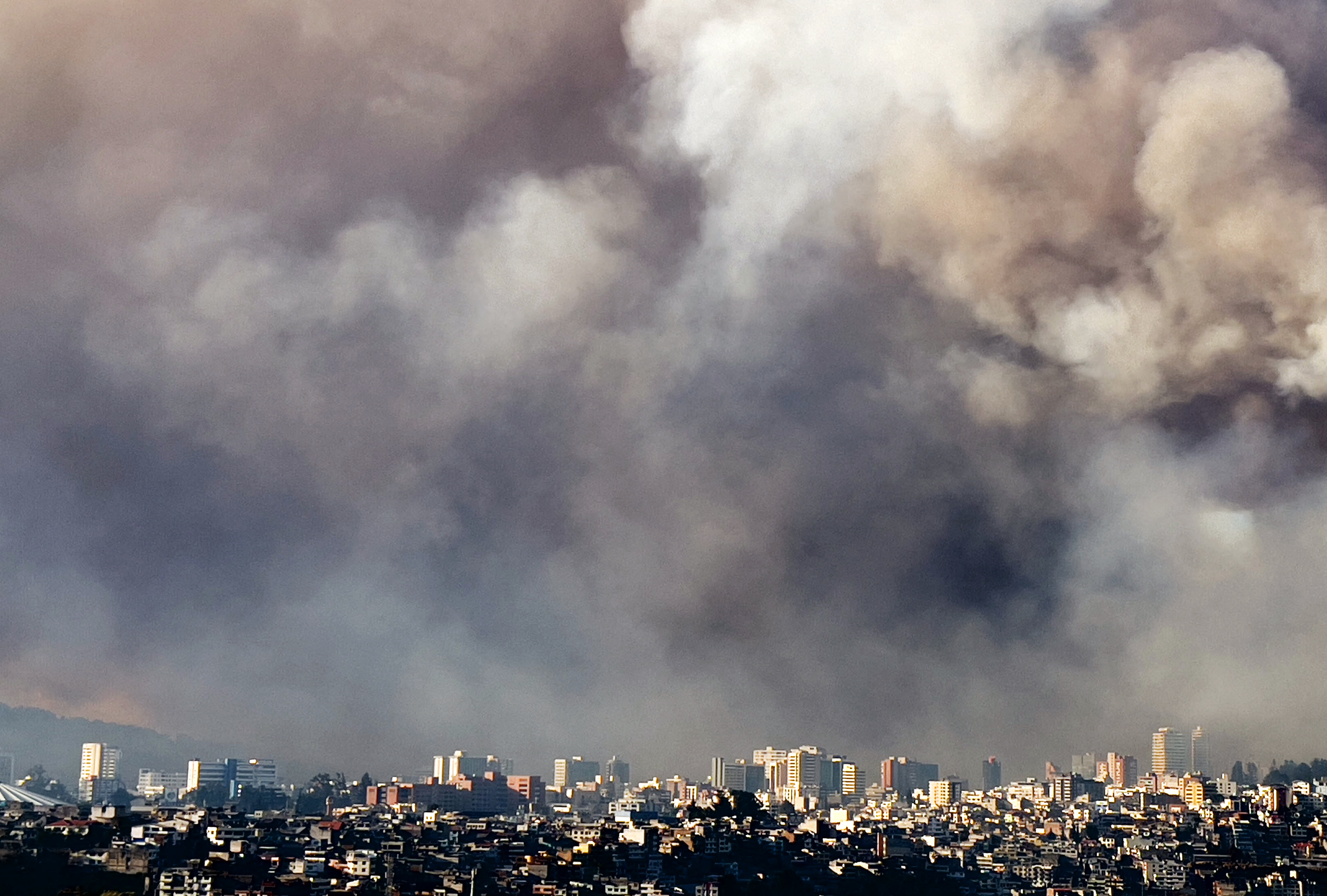 La sequía, desde hace tres meses, ha reducido a mínimos históricos los embalses de las hidroeléctricas, que cubren un 70 % de la demanda nacional. En la foto, el humo de un incendio forestal se refleja en Quito el 24 de septiembre de 2024.