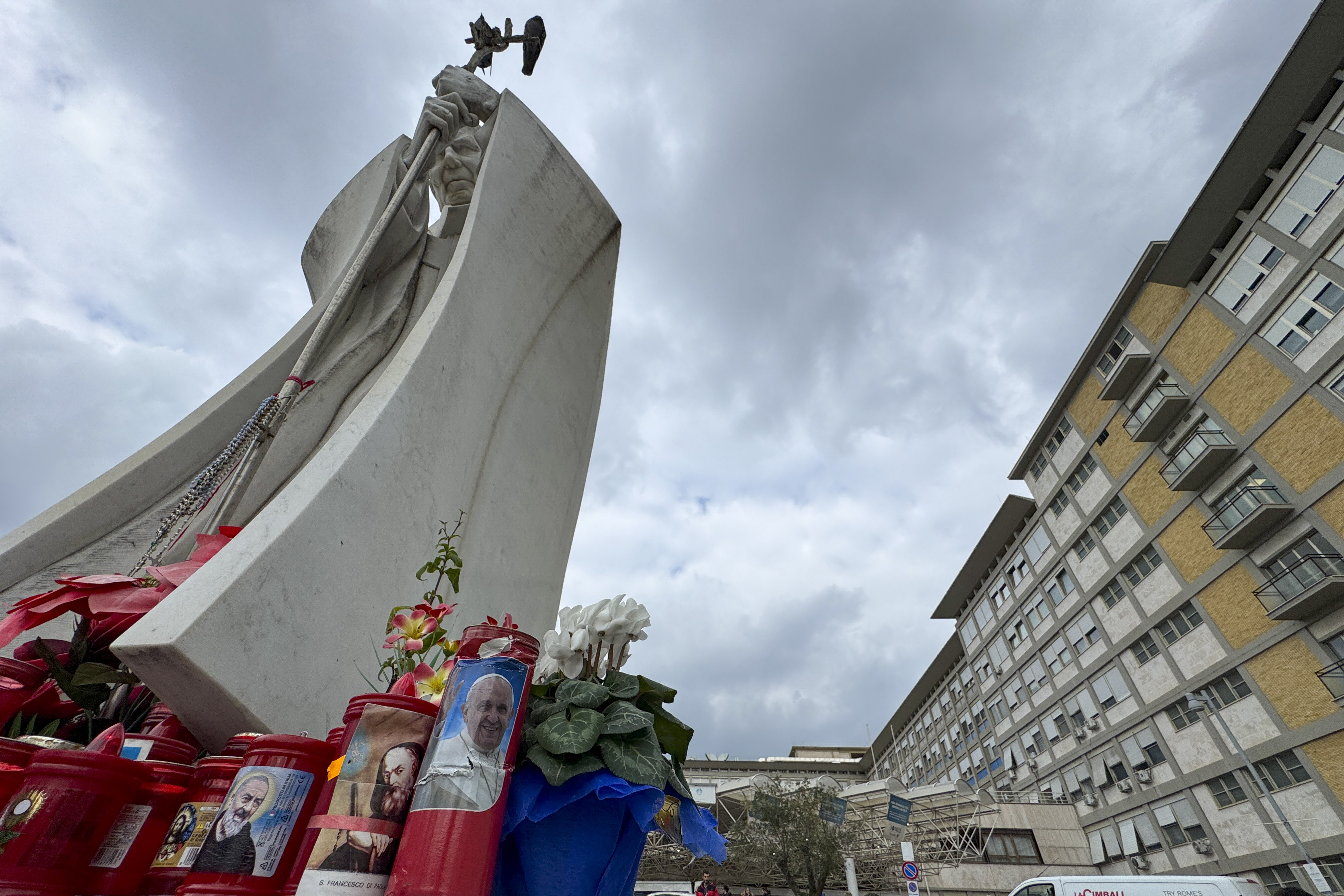 “El corazón está soportando bien”: lo que se sabe de la salud del papa Francisco