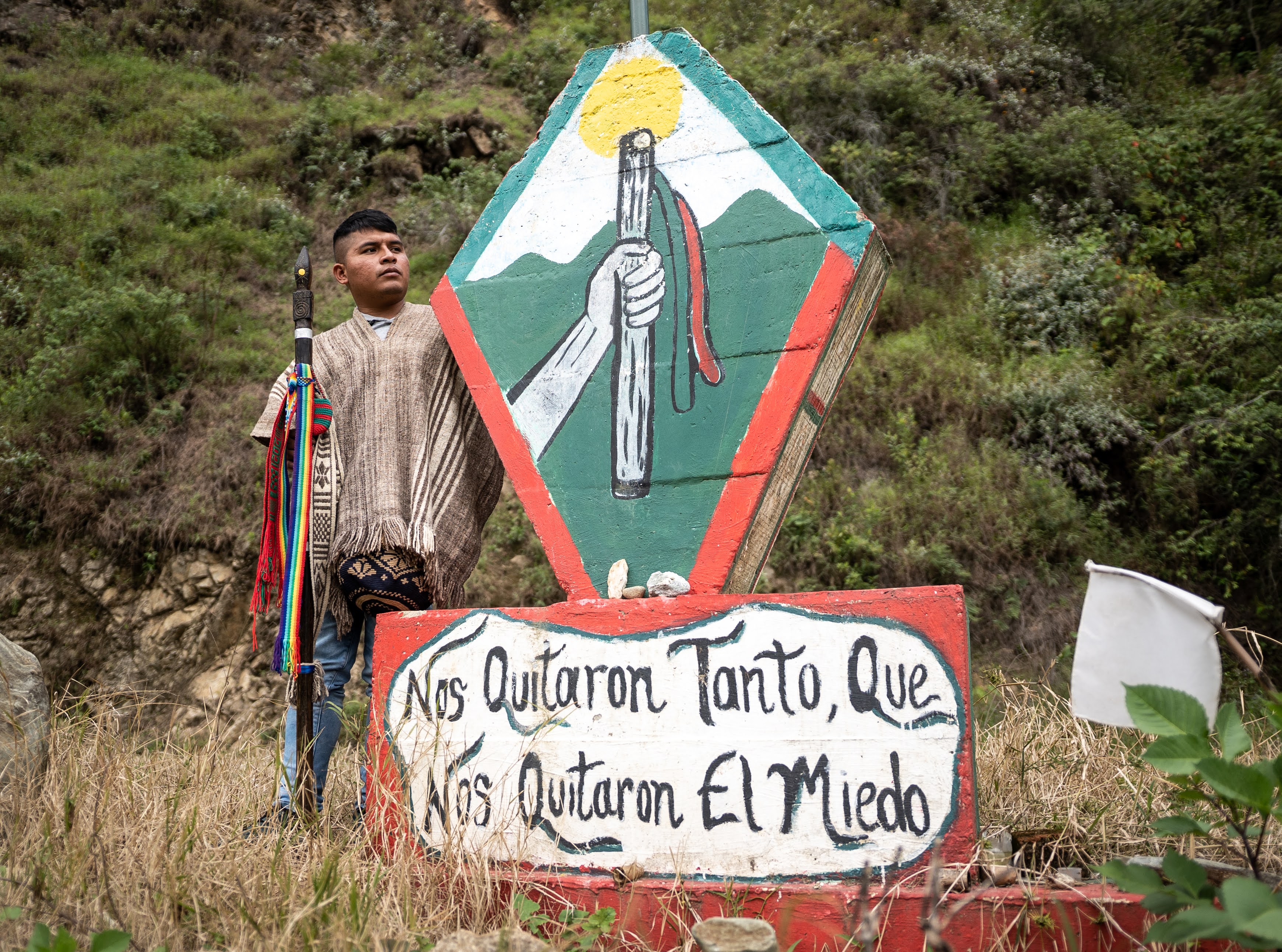 Alirio Mestizo, una de las autoridades ancestrales (neehwe’sx) de Tacueyó, junto al monumento construido en memoria de las víctimas de la masacre del 29 de octubre de 2019.