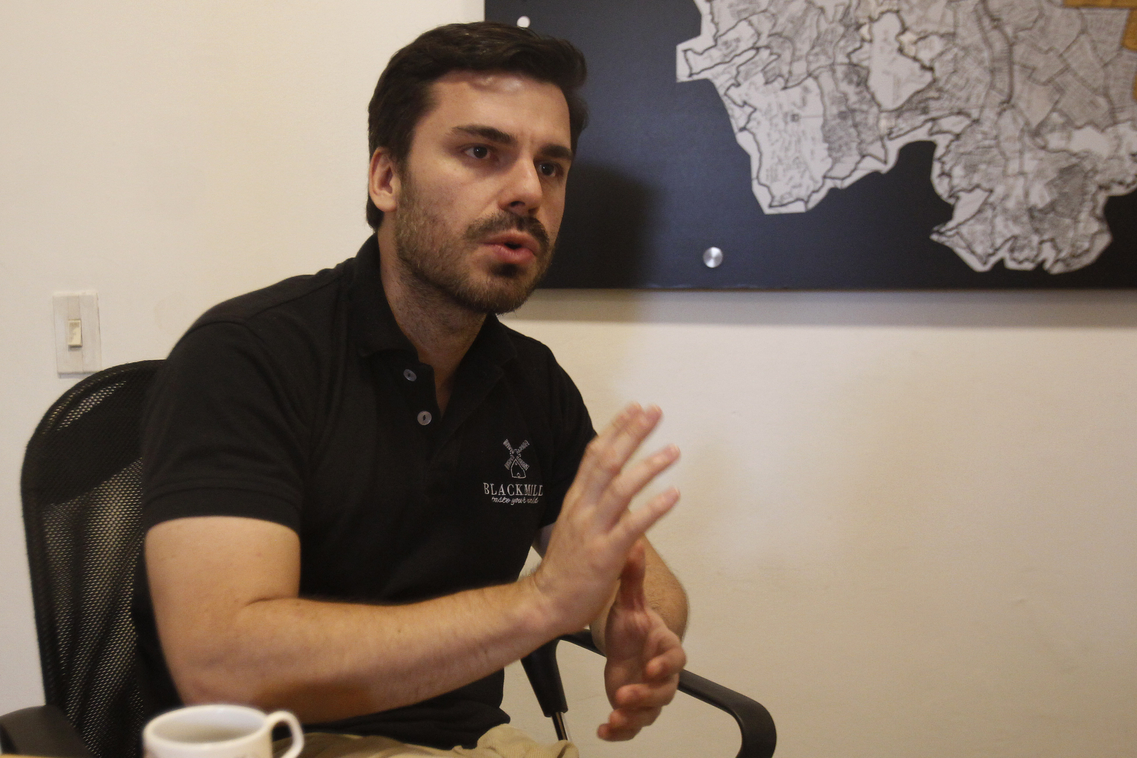 MED108. MEDELLÍN (COLOMBIA), 05/04/2023.- Daniel López, uno de los fundadores de la empresa Blackmill habla durante una entrevista con EFE, el 28 de marzo de 2023, en Medellín (Colombia). La panela que producen 50 familias campesinas e indígenas en Colombia termina en la mesa de alemanes y estadounidenses como resultado de la aventura que emprendieron hace cinco años dos jóvenes de Medellín interesados en transformar este producto autóctono para llevarlo a otros públicos. EFE/ Luis Eduardo Noriega A.