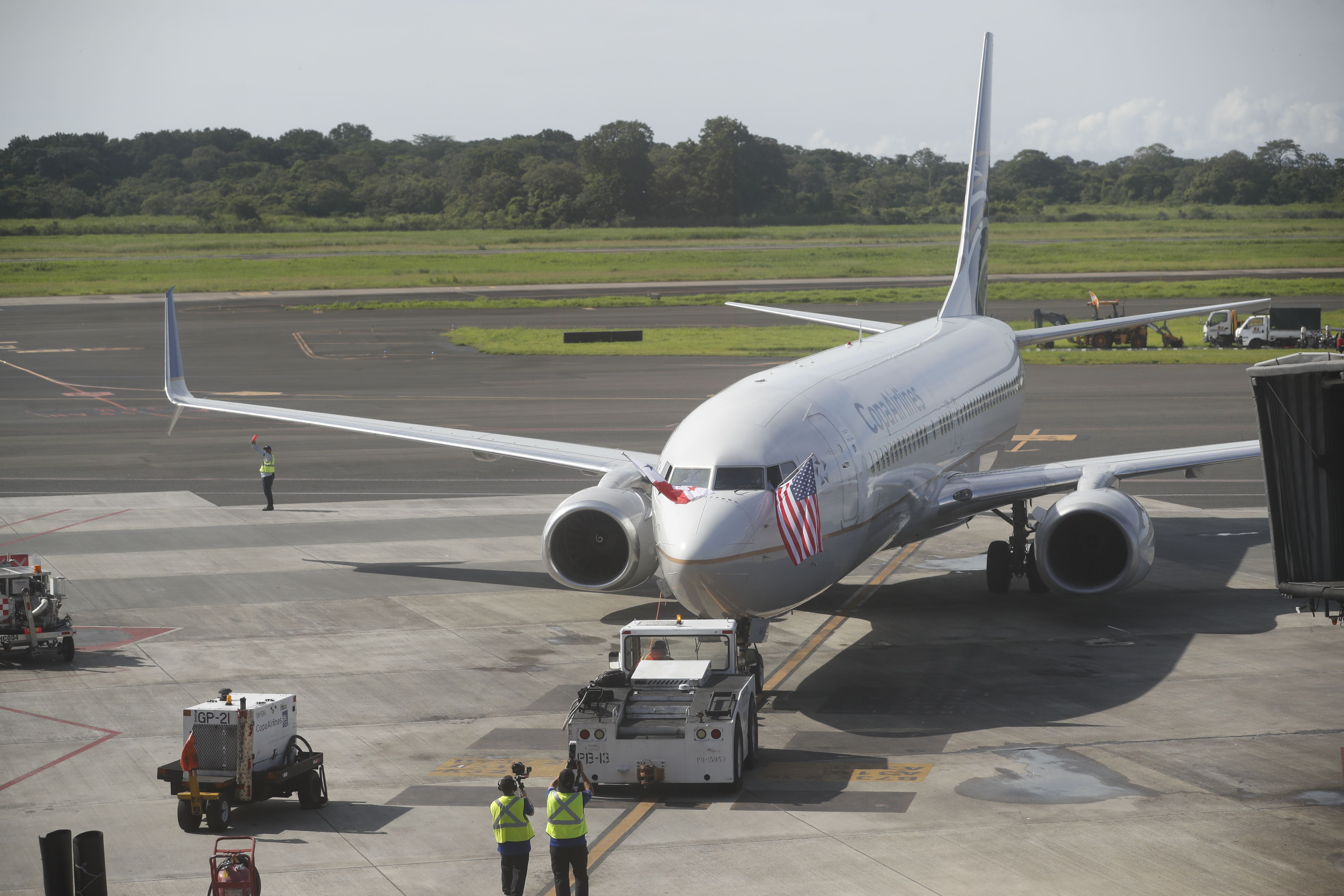 AME5711. CIUDAD DE PANAMÁ (PANAMÁ), 21/06/2024.- Un avión es remolcado durante la inauguración de una nueva ruta aérea en el Aeropuerto Internacional de Tocumen este viernes, en al Ciudad de Panamá (Panamá). Copa Airlines inauguró una nueva ruta hacia y desde Raleigh-Durham, la capital del estado de Carolina del Norte, en Estados Unidos, conectando por primera vez a esta región con su extensa red de destinos en 31 países del continente americano. EFE/ Bienvenido Velasco