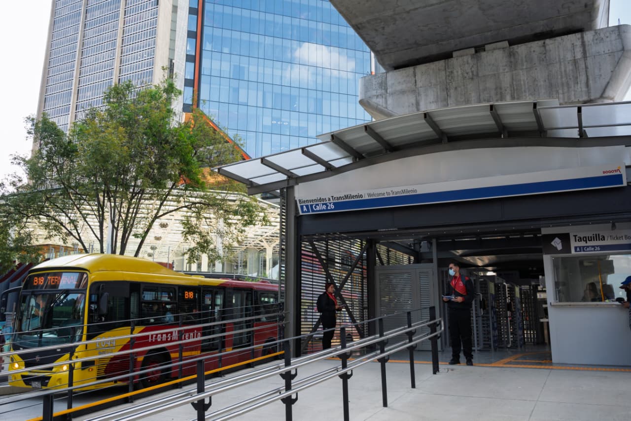 El Distrito confirmó que la estación se habilitará en dos fases: a partir del 27 de diciembre de 202 entrará en operación el vagón 2, en el acceso norte;  el acceso sur entrará en operación en el primer semestre de 2026, una vez finalicen las obras del viaducto del Metro sobre la avenida El Dorado.