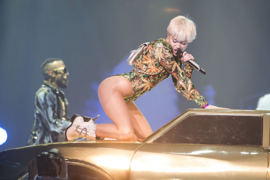 Miley Cyrus en la gira "Bangerz".