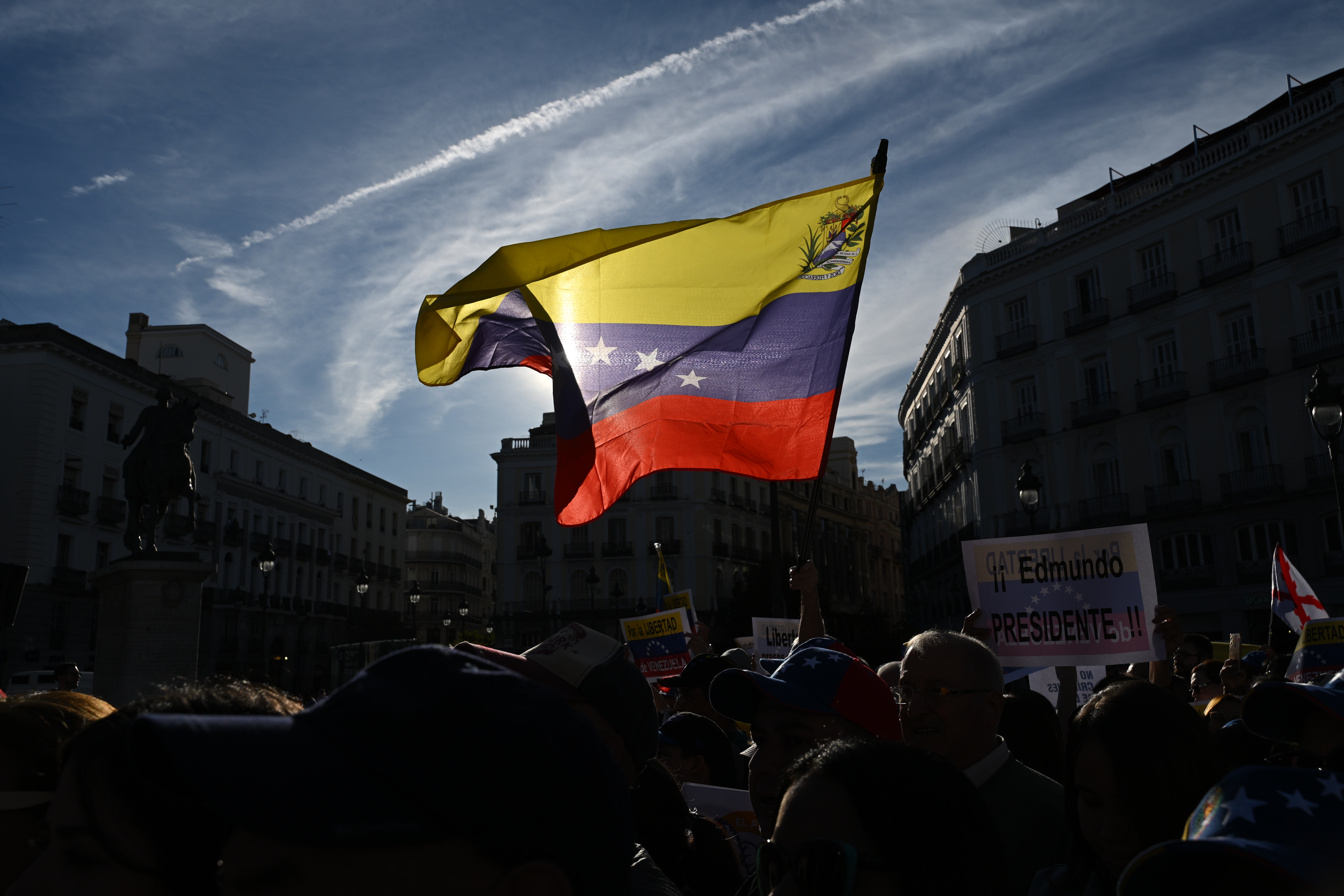 MADRID, 28/09/2024.- Cientos de venezolanos participan este sábado en una protesta contra el gobierno de Maduro en Madrid. La oposición venezolana se moviliza en Madrid en el marco de una jornada internacional de protestas bajo el lema "Por la Libetad en Venezuela". EFE/ Fernando Villar