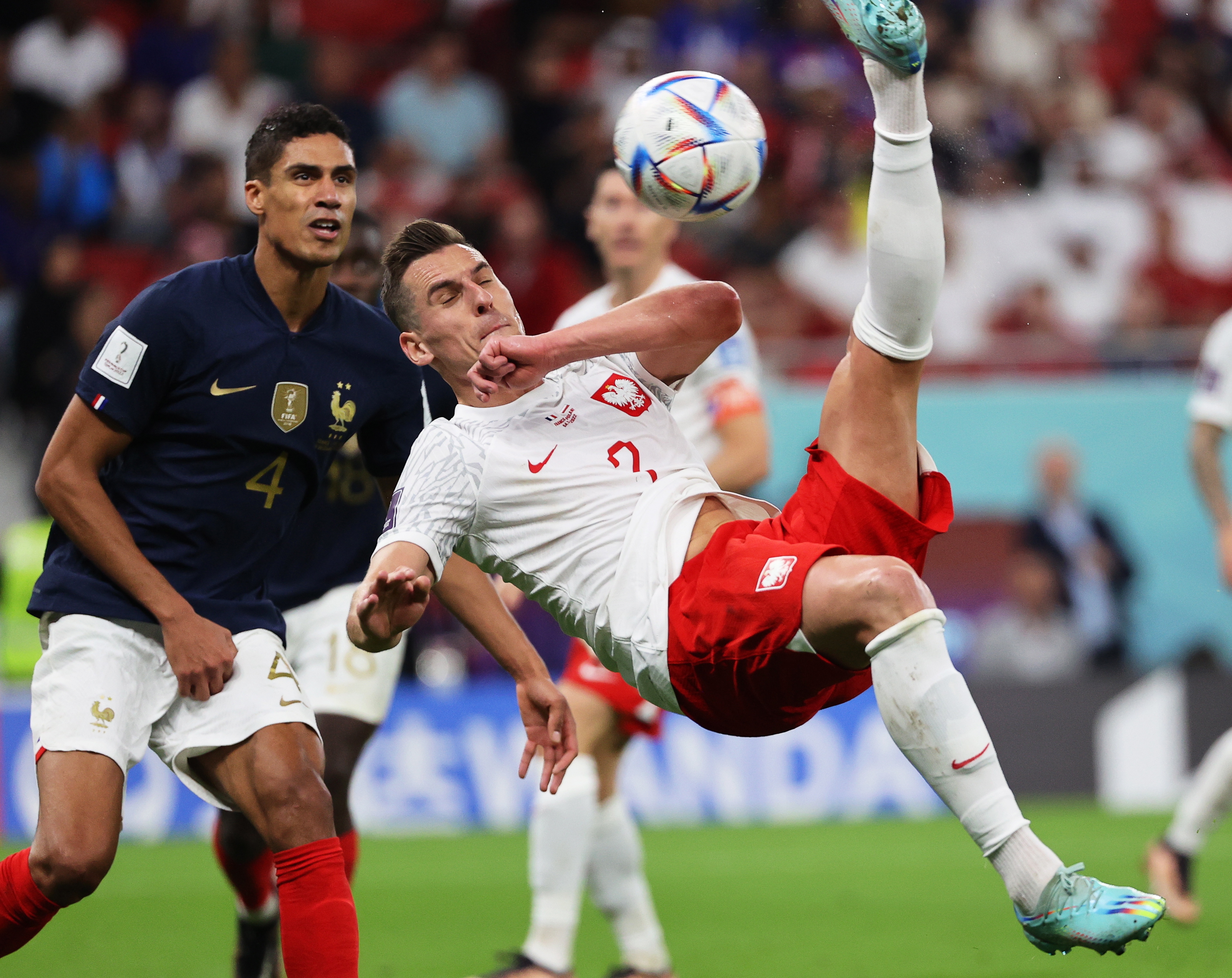 Doha (Qatar), 04/12/2022.- Arkadiusz Milik (R) of Poland in action against Raphael Varane (L) of France during the FIFA World Cup 2022 round of 16 soccer match between France and Poland at Al Thumama Stadium in Doha, Qatar, 04 December 2022. (Mundial de Fútbol, Francia, Polonia, Catar) EFE/EPA/Ali Haider