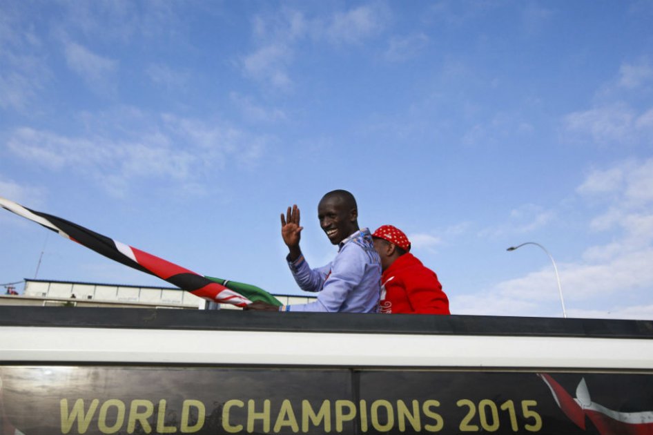 El atleta keniano Ezekiel Kemboi saluda a sus seguidores a su llegada al aeropuerto internacional de Jomo Kenyatta. Foto: EFE