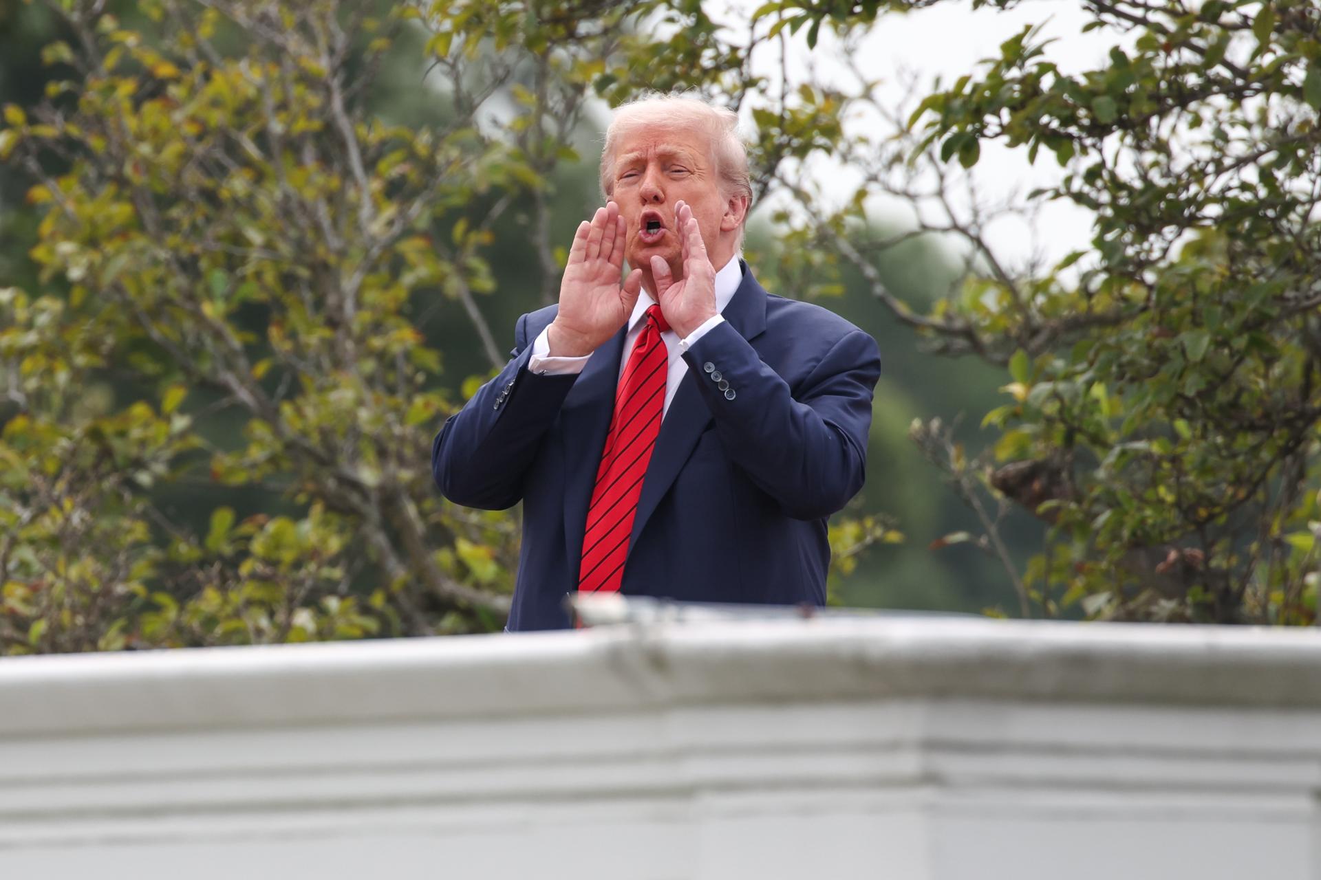 FOTODELDÍA Washington (Estados Unidos), 08/05/2025.- El presidente estadounidense Donald Trump hace un gesto a los medios desde la azotea del Ala Oeste de la Casa Blanca en Washington, D.C., EE. UU., este martes. El presidente Trump anunció la construcción de un nuevo salón de baile de aproximadamente 8.300 metros cuadrados (90.000 pies cuadrados) de espacio cuidadosamente diseñado y construido, con capacidad para 650 personas. EFE/ Samuel Corum / POOL