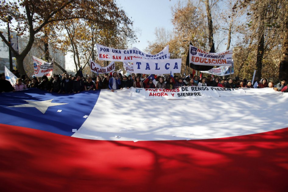 Miles de profesores marchan en Chile contra reforma educativa de Bachelet
