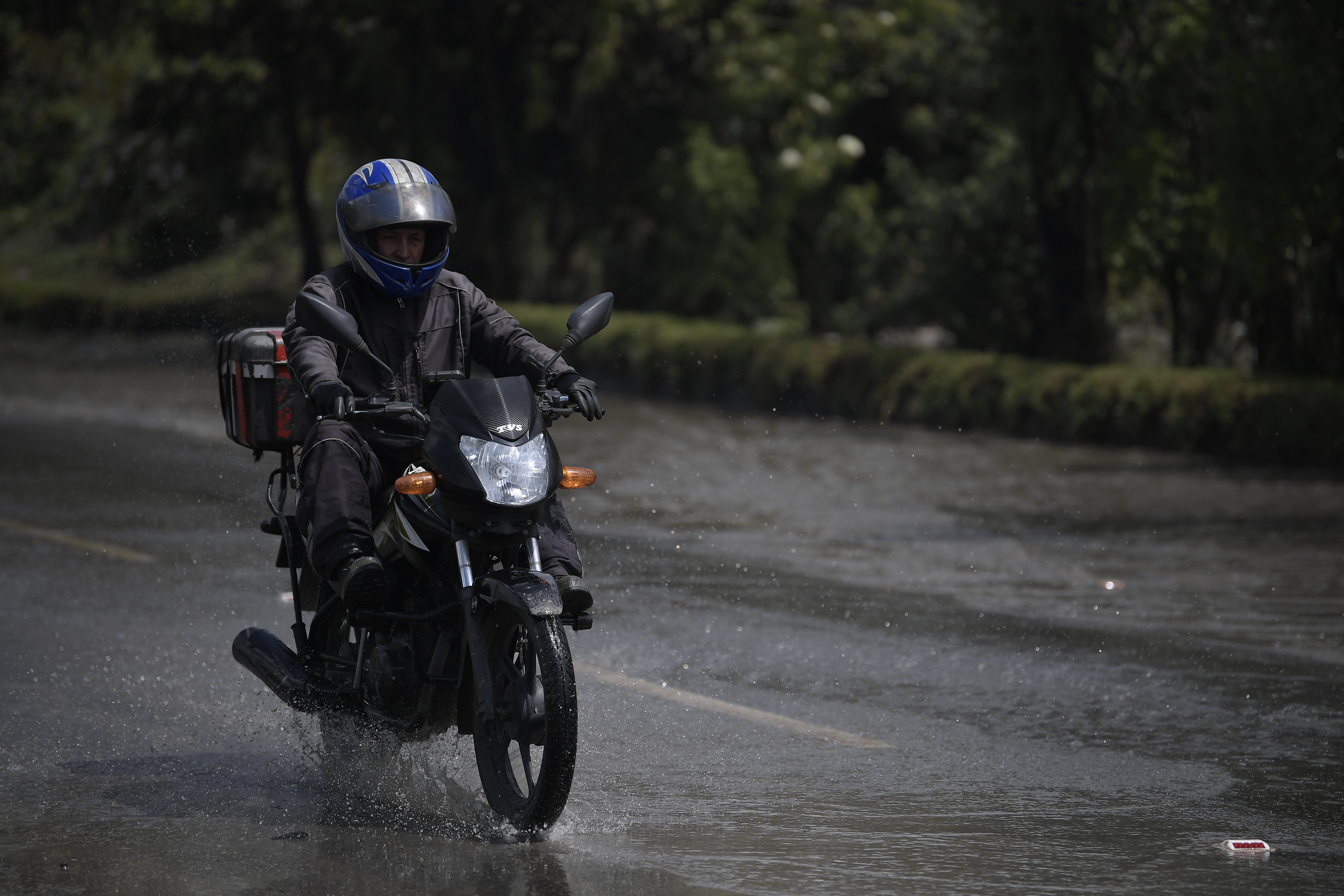 Recomendaciones para manejar moto en temporada de lluvias