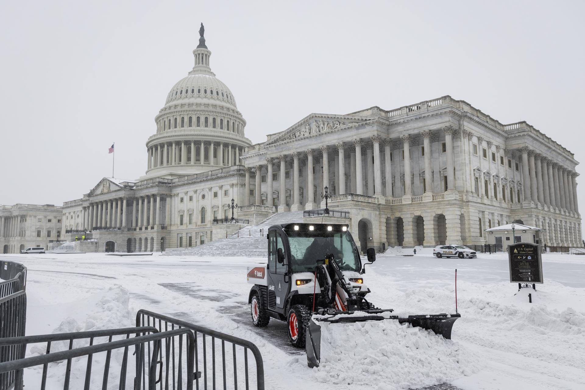 WASHINGTON (United States), 25/01/2026.- A Bobcat removes snow from the East Front Plaza of the US Capitol in Washington, DC, USA, 25 January 2026. The DC-area is expected to receive 5-9 inches of snow from the massive storm, which stretches across much of the US. (tormenta) EFE/EPA/JIM LO SCALZO
