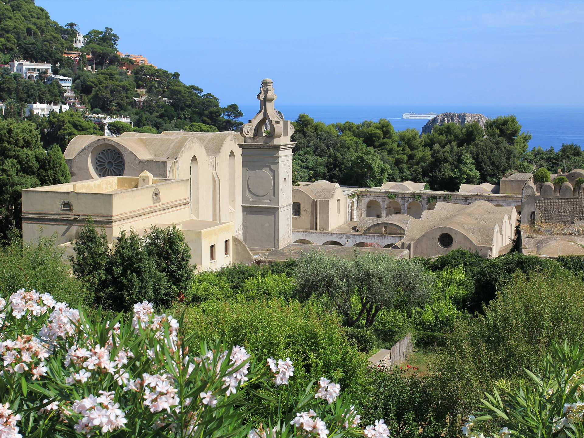 GRAF3516. NÁPOLES (ITALIA), 26/07/2024.- Vista aérea del Antiguo monasterio de la Certosa de San Giacomo, en la isla de Capri, donde se sitúa su nuevo museo arqueológico. La isla italiana de Capri, en la bahía de Nápoles en el sur de Italia, inauguró este viernes su nuevo museo arqueológico en el antiguo monasterio de la Certosa de San Giacomo con una exposición sobre la historia de los emperadores romanos. EFE/ Ministerio De Cultura De Italia/SÓLO USO EDITORIAL/SÓLO DISPONIBLE PARA ILUSTRAR LA NOTICIA QUE ACOMPAÑA (CRÉDITO OBLIGATORIO)