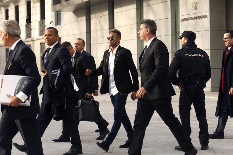 Neymar abandonó la Audiencia Nacional tras una hora y media de declaración