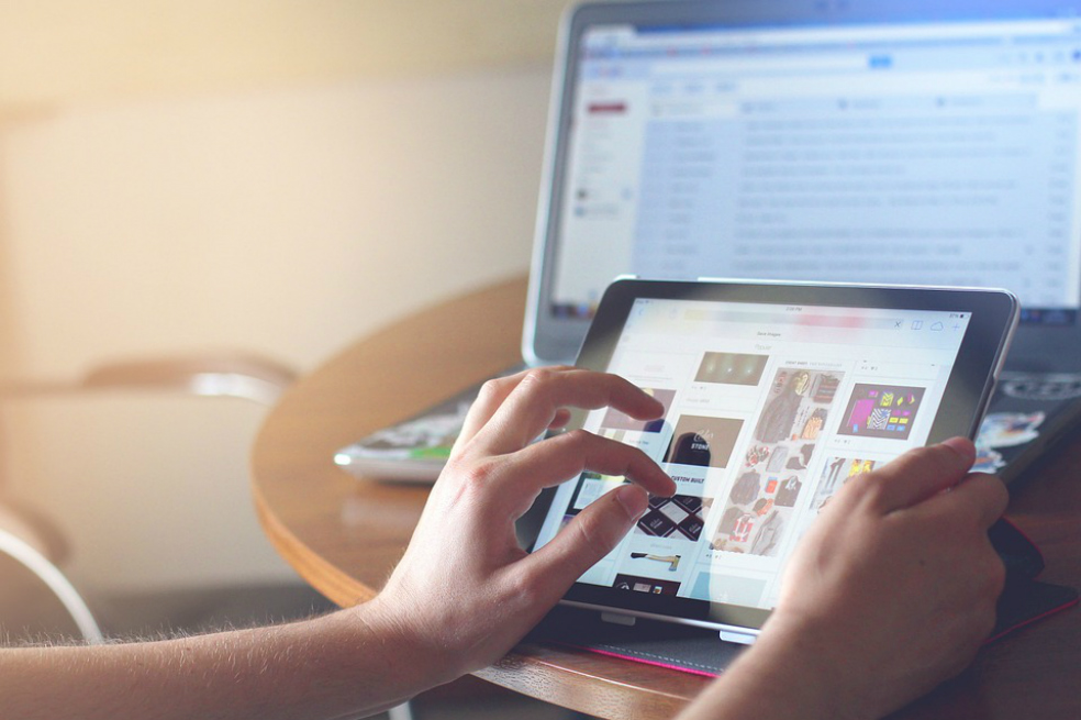 Jóvenes bogotanos saben utilizar dispositivos móviles, pero no analizan información de internet
