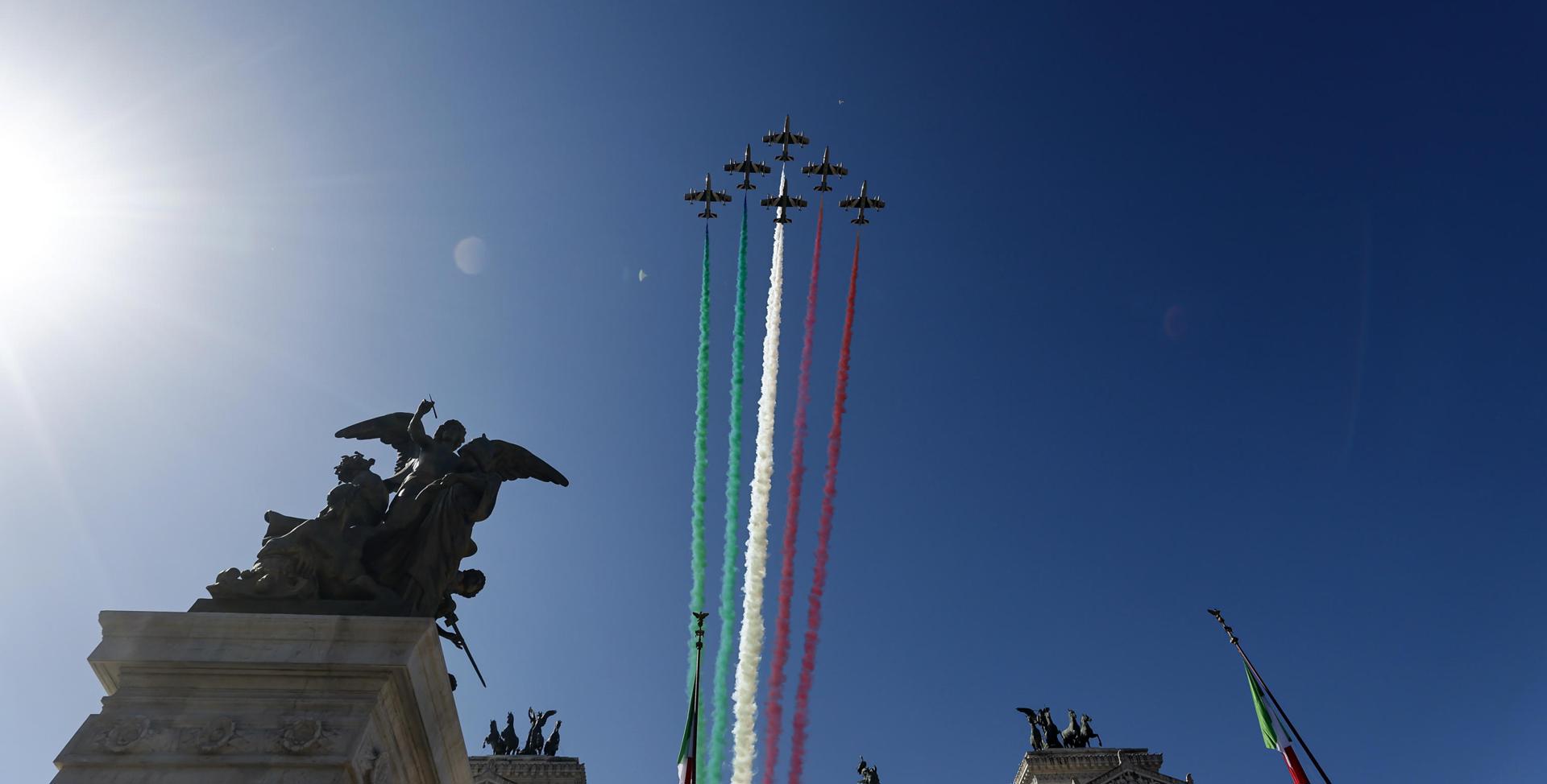 ROME (Italy), 02/06/2025.- The Frecce Tricolori, the Italian Air Force aerobatic demonstration team, perform during Republic Day celebrations in Rome, Italy, 02 June 2025. (Italia, Roma) EFE/EPA/ANGELO CARCONI
