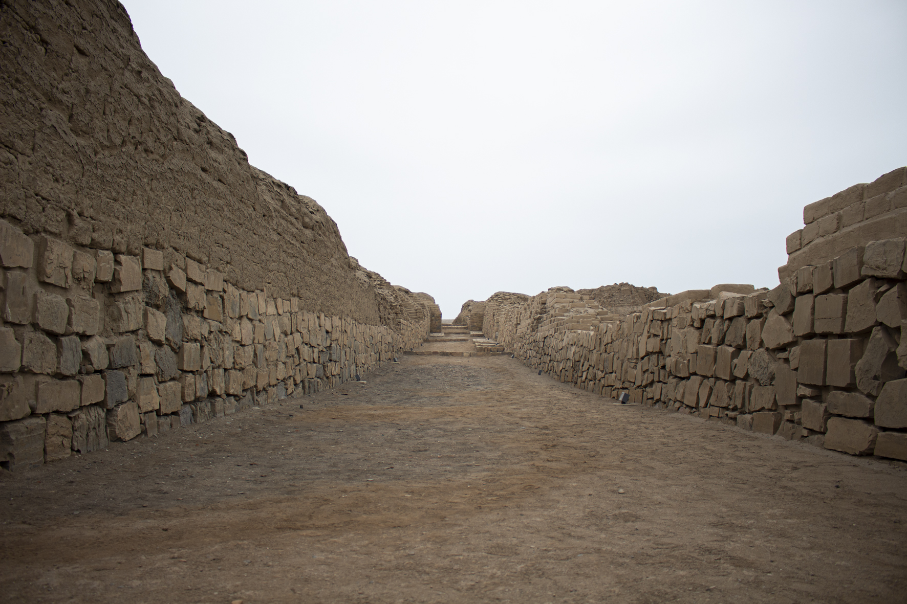 Durante la época Inca (1470-1533) la difusión del culto a Pachacamac fue posible gracias a la ampliación del Qhapaq Ñan o Camino Principal, que integró territorios que hoy perteneces a Argentina, Bolivia, Chile, Colombia, Ecuador y Perú. El camino fue usado como ruta de peregrinaje por devotos de diferente condición social.