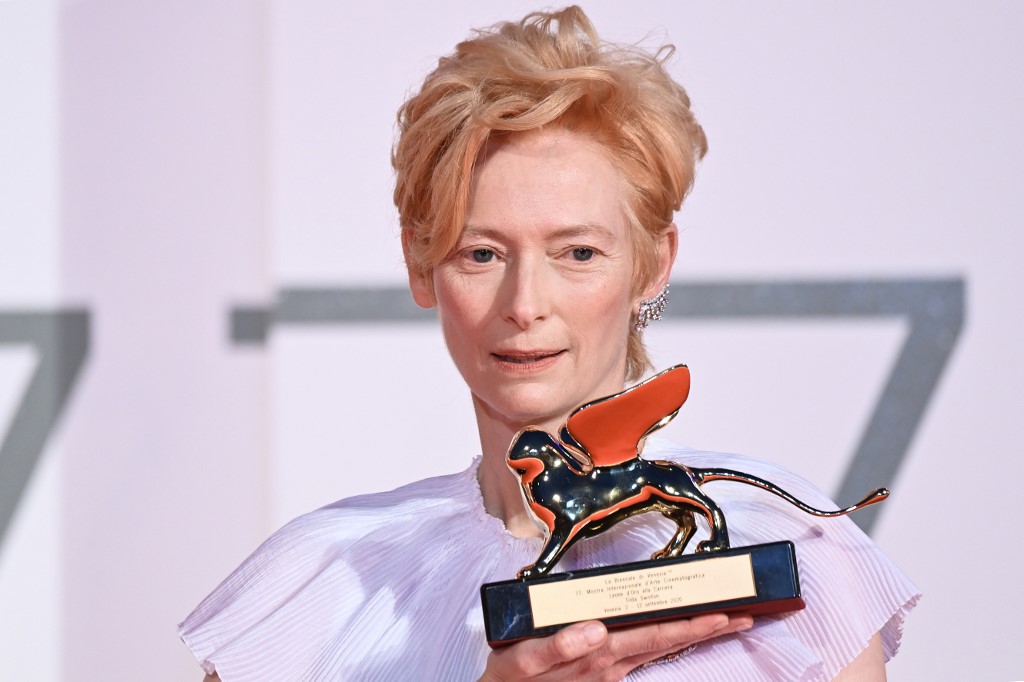 Tilda Swinton recibe el León de Oro en Venecia: “El cine es mi verdadera patria”