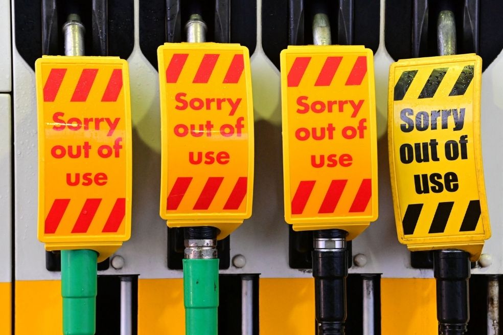 ¿A qué se debe la crisis de gasolina que ha causado pánico en Reino Unido?