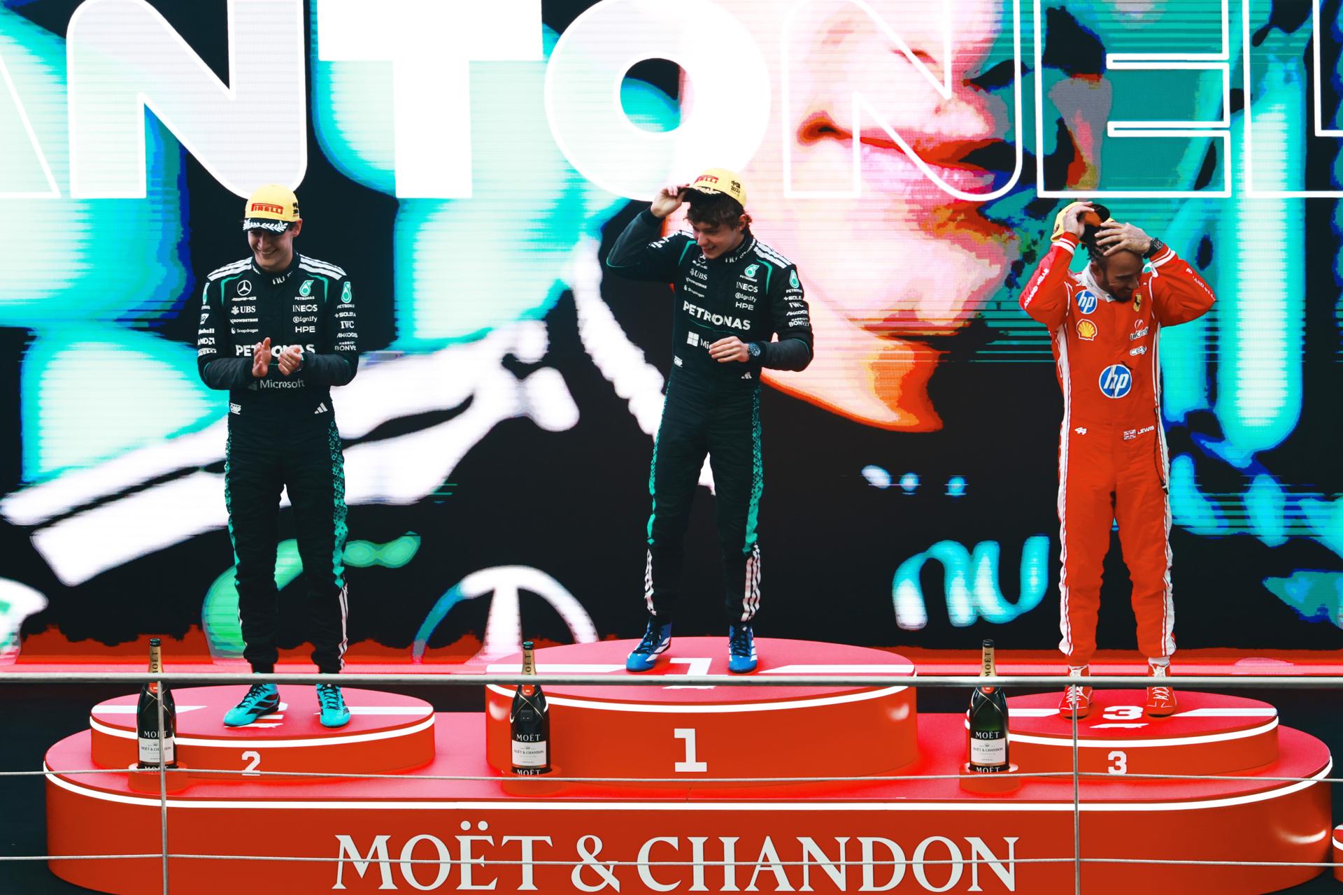 SHANGHAI (China), 15/03/2026.- Winner Mercedes driver Andrea Kimi Antonelli (C) of Italy, second placed Mercedes driver George Russell (L) of Britain and third placed Scuderia Ferrari driver Lewis Hamilton of Britain pose on the podium after the 2026 Formula 1 Chinese Grand Prix, in Shanghai, China, 15 March 2026. (Fórmula Uno, Italia, Reino Unido) EFE/EPA/ALEX PLAVEVSKI