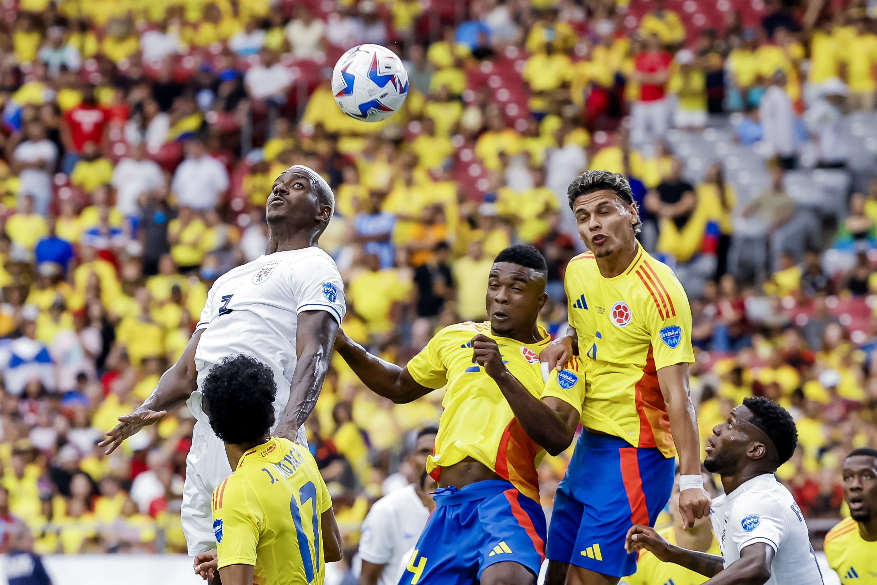 Glendale (United States), 06/07/2024.- Jose Cordoba (L) of Panama during a corner kick against Jhon Cordoba (C) of Colombia and Richard Rios (R) of Colombiaduring the first half of the CONMEBOL Copa America 2024 Quarter-finals match between Colombia and Panama, in Glendale, Arizona, USA, 06 July 2024. EFE/EPA/JOHN G. MABANGLO
