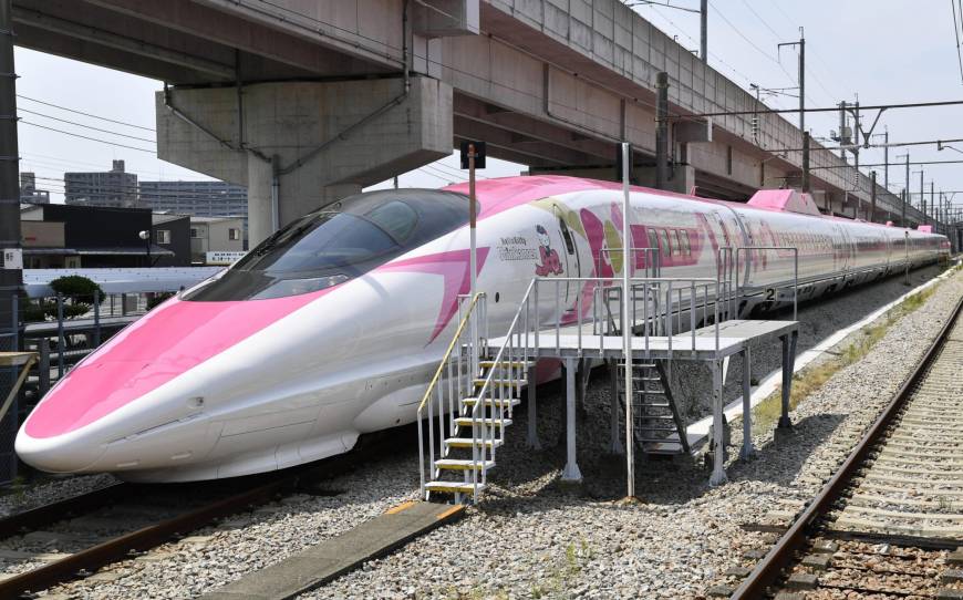 Tren de alta velocidad rosa dedicado a Hello Kitty circulará por Japón