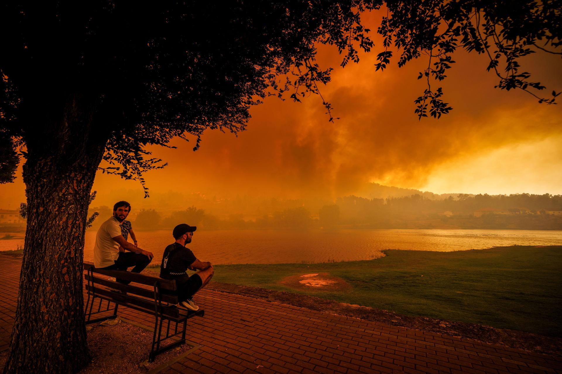 FOTODELDÍA PSC05. SERNANCELHE (PORTUGAL), 15/08/2025.- Personas observan un incendio forestal este viernes, en Vila da Ponte, Sernancelhe (Portugal). EFE/EPA/PEDRO SARMENTO COSTA