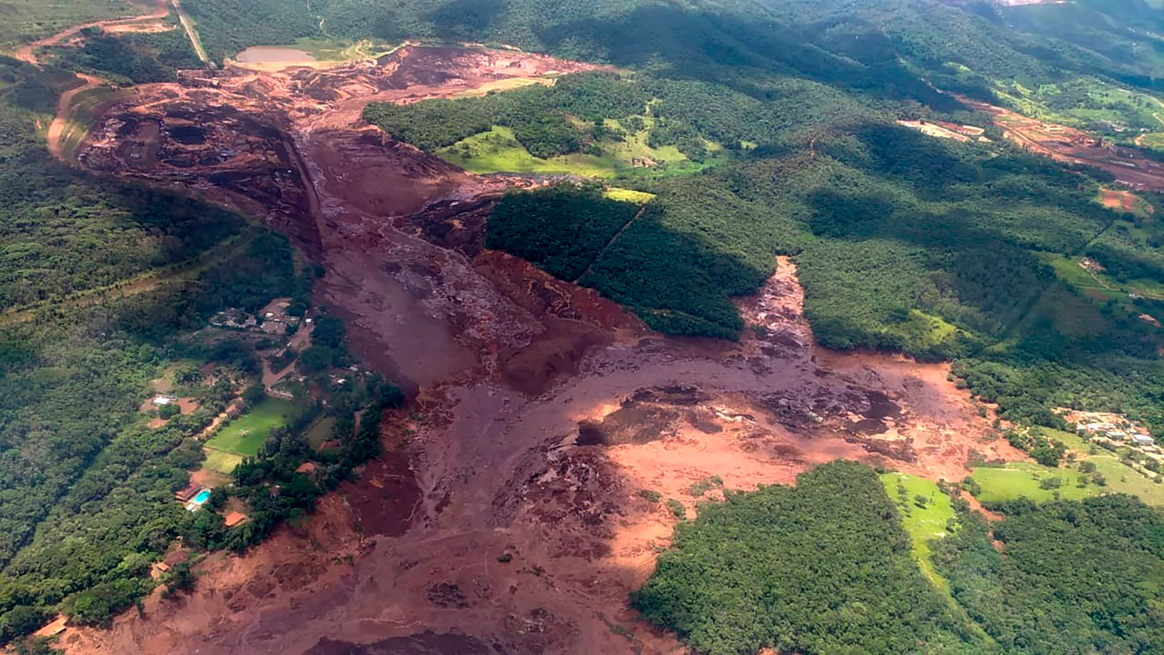 La rotura de la presa minera de Brasil contaminó más de 305 kilómetros de un río