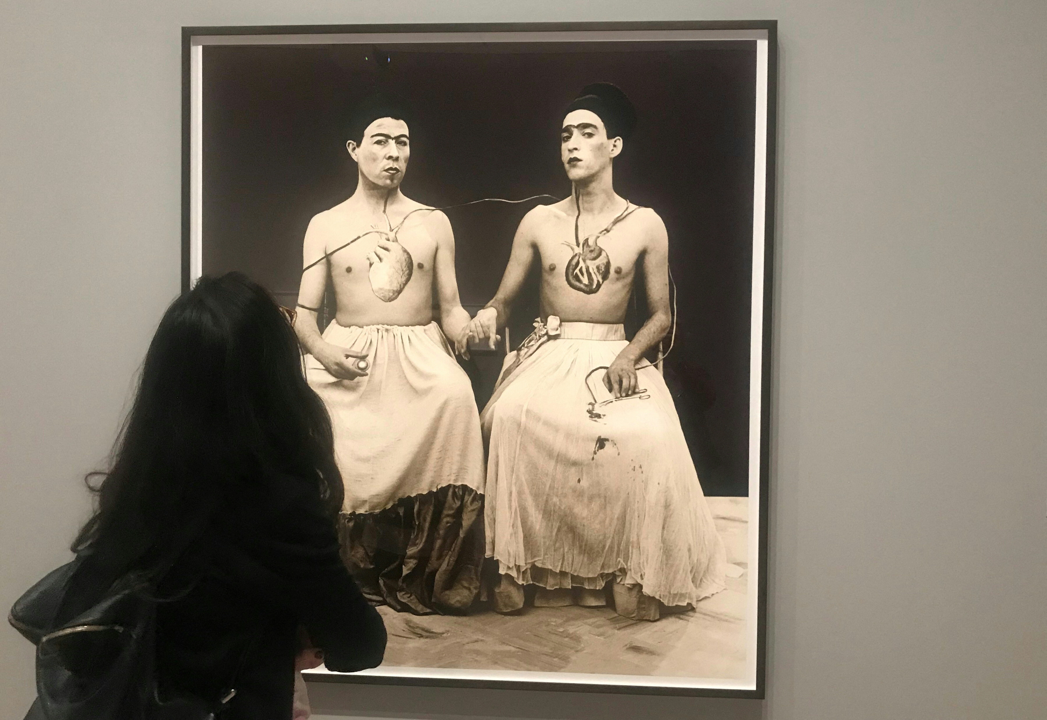 Un visitante observa Las Dos Fridas (The Two Fridas), 1989, en la exposición Chosen Memories: Contemporary Latin American Art from the Patricia Phelps de Cisneros Gift and Beyond, en el Museo de Arte Moderno de la ciudad de Nueva York.