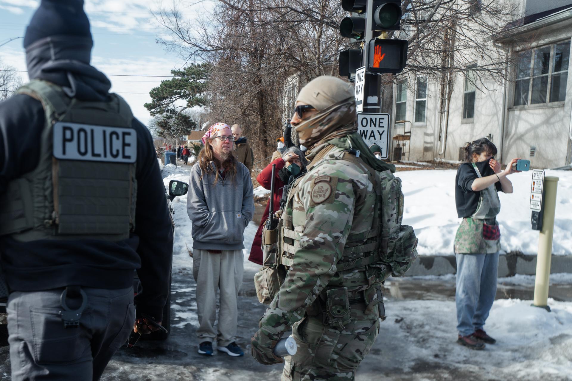 ICE contempla comprar guantes eléctricos para controlar a personas durante detenciones