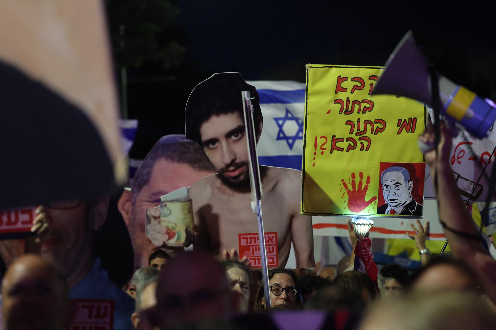 Hamás exhibe a dos rehenes mientras familias exigen frenar ofensiva israelí en Gaza